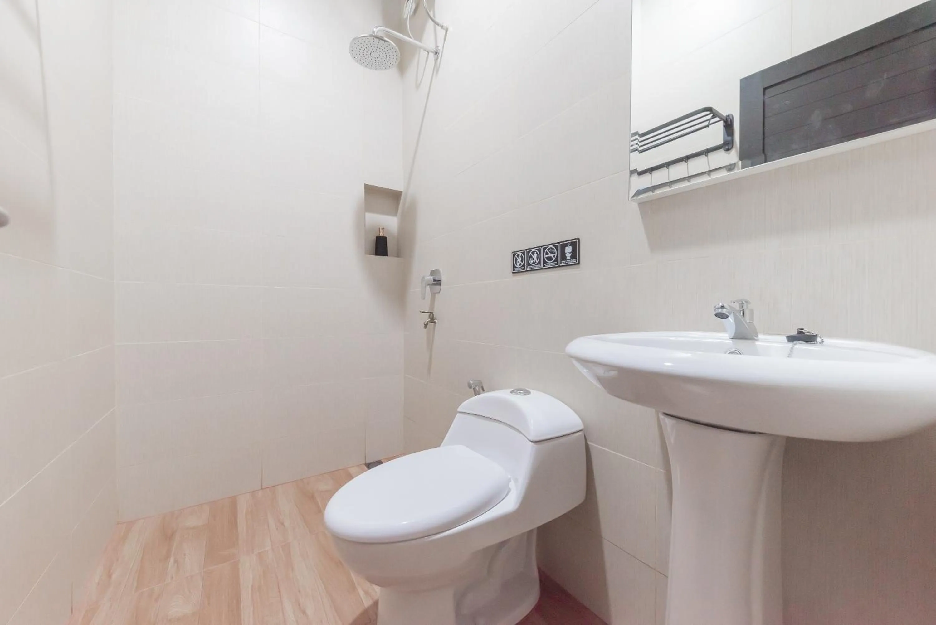Bathroom in RedDoorz near Exit Toll Sirkuit Sentul