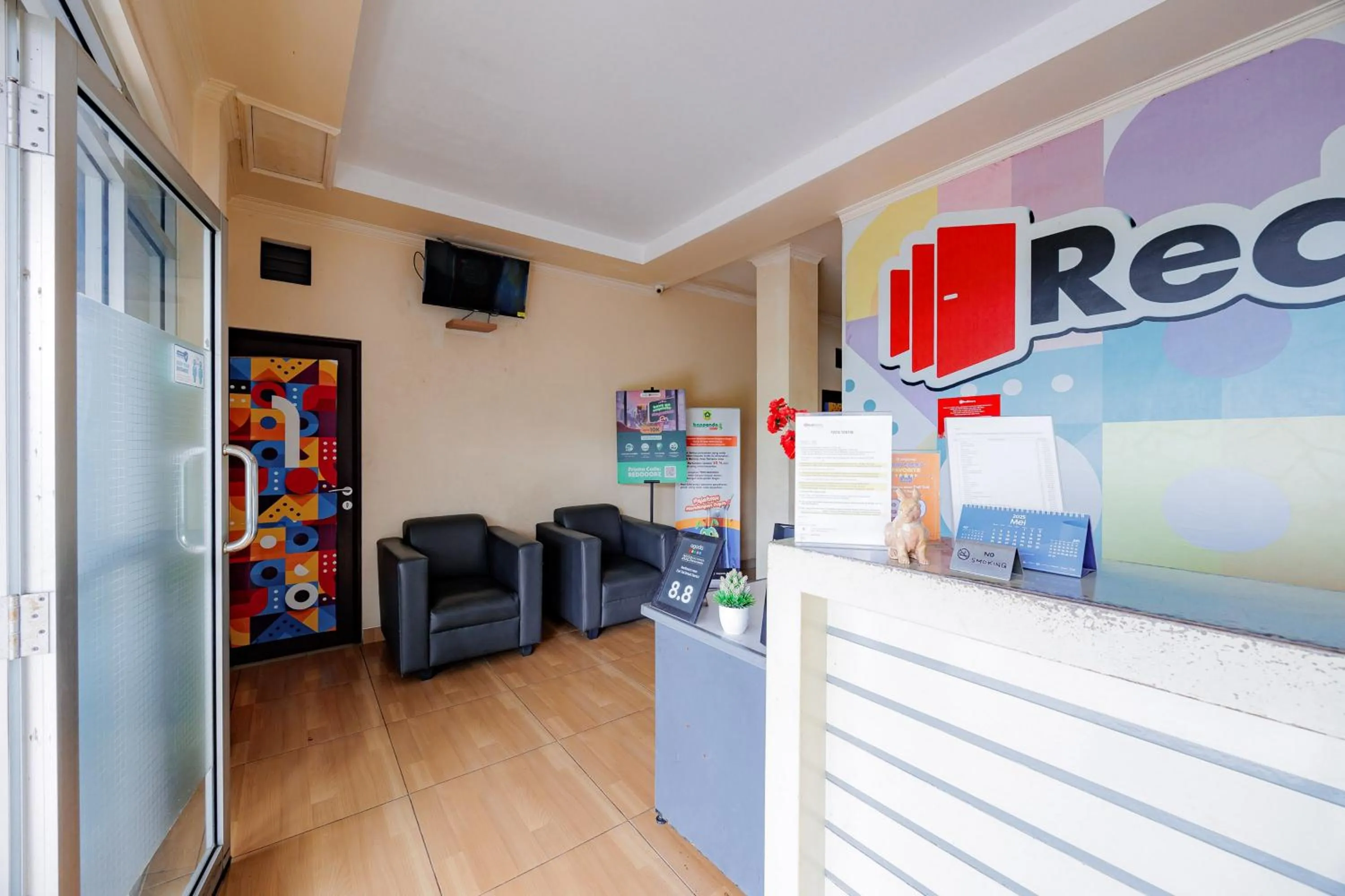 Lobby or reception in RedDoorz near Exit Toll Sirkuit Sentul