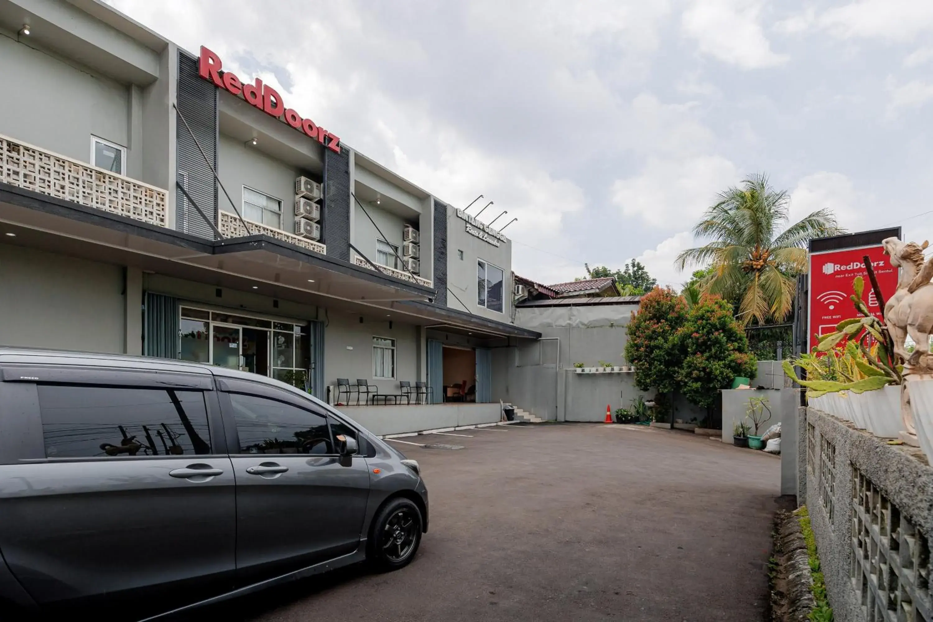 Facade/entrance in RedDoorz near Exit Toll Sirkuit Sentul Facade/entrance in RedDoorz near Exit Toll Sirkuit Sentul