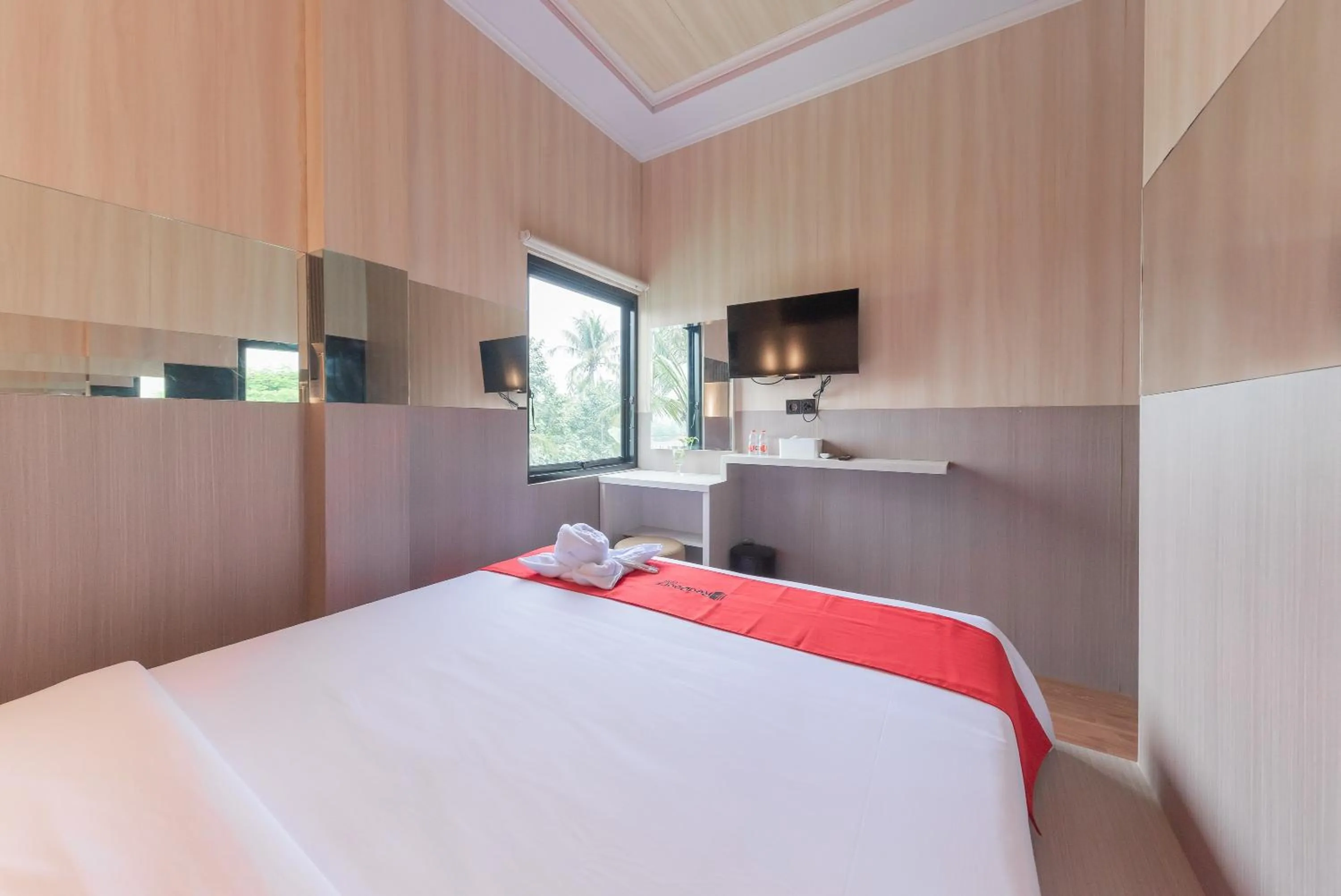 Bedroom, Bed in RedDoorz near Exit Toll Sirkuit Sentul