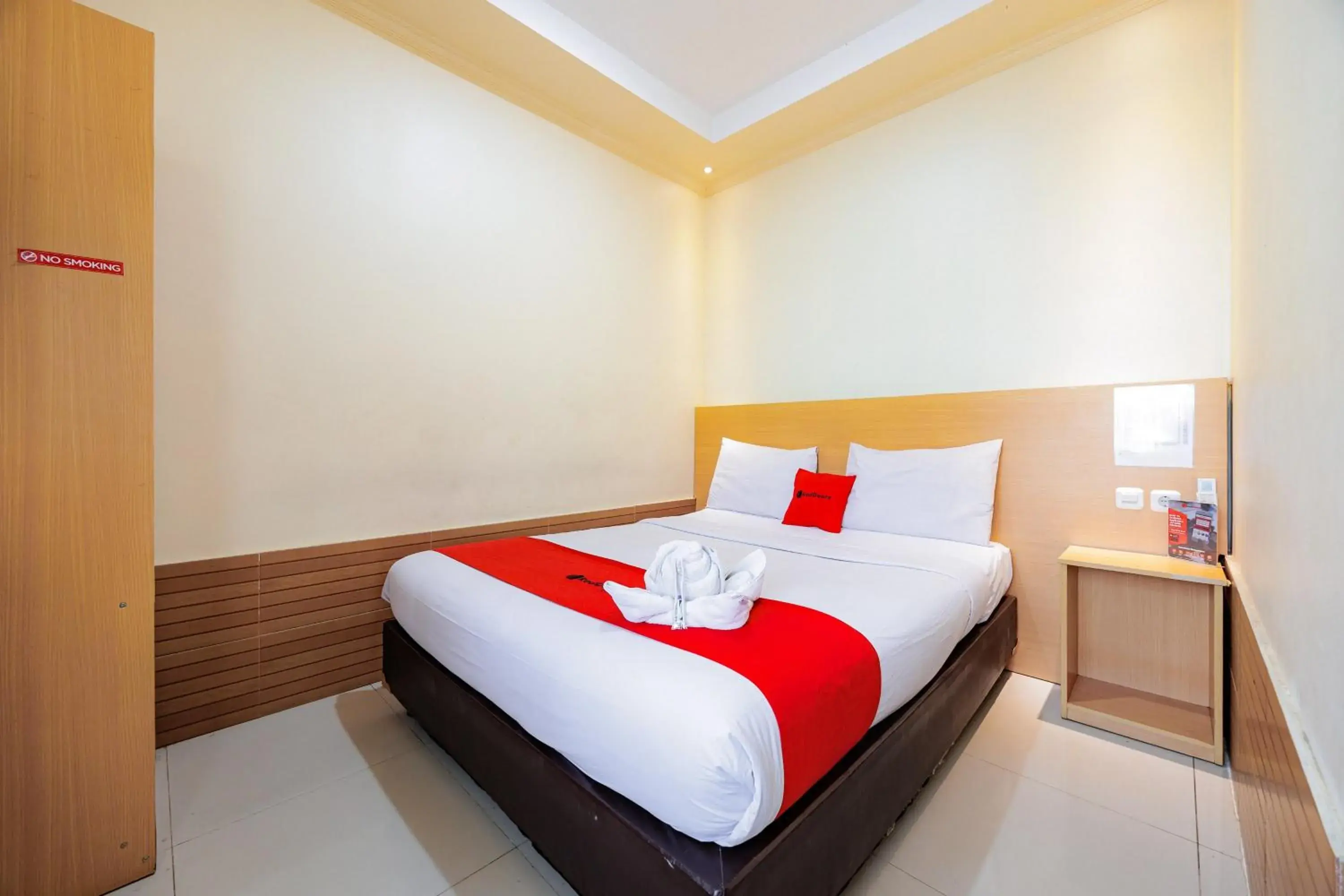 Bedroom, Bed in RedDoorz near Exit Toll Sirkuit Sentul Bedroom, Bed in RedDoorz near Exit Toll Sirkuit Sentul