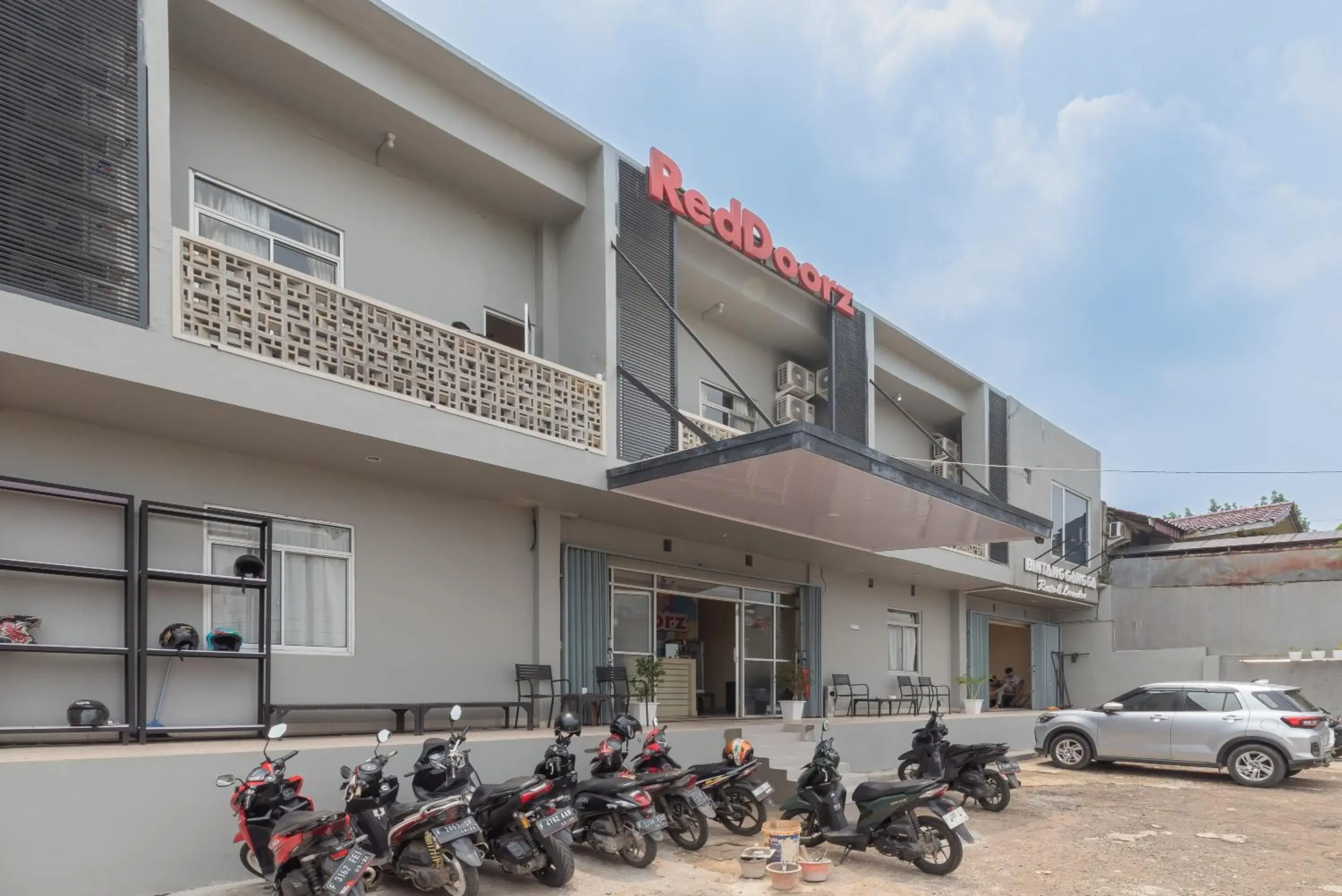 Property building in RedDoorz near Exit Toll Sirkuit Sentul Property building in RedDoorz near Exit Toll Sirkuit Sentul