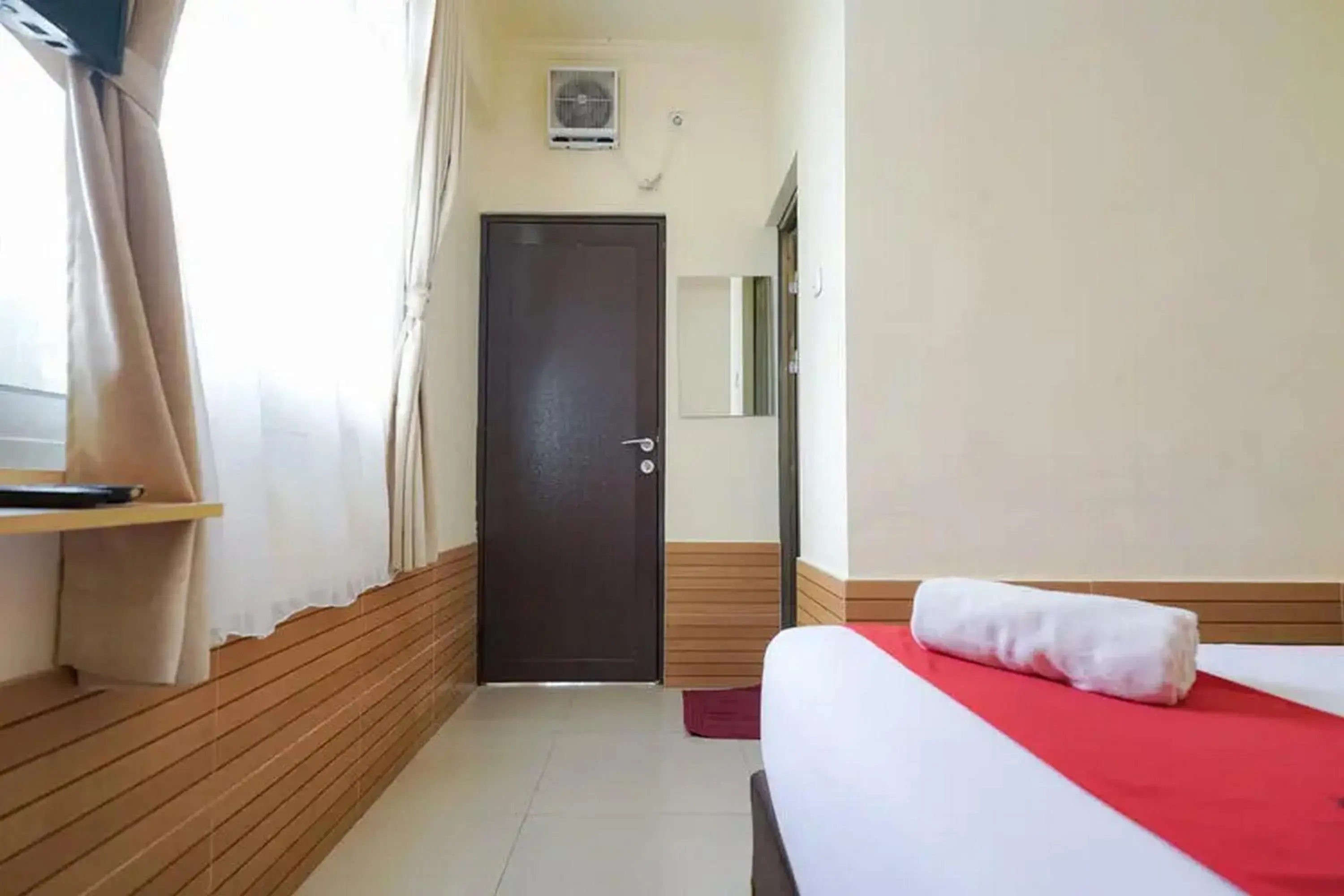 Bedroom, Bed in RedDoorz near Exit Toll Sirkuit Sentul Bedroom, Bed in RedDoorz near Exit Toll Sirkuit Sentul