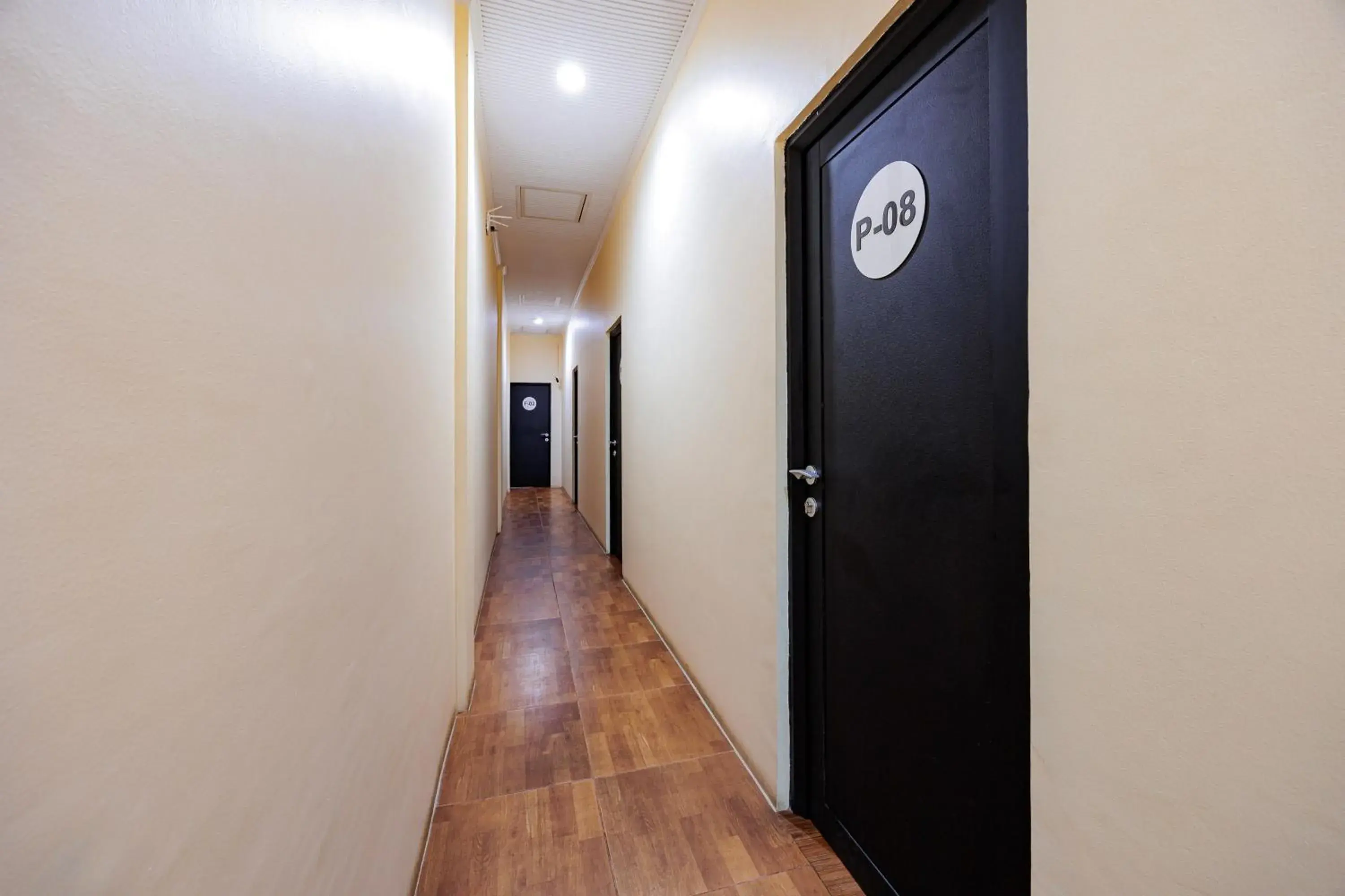 Property building in RedDoorz near Exit Toll Sirkuit Sentul Property building in RedDoorz near Exit Toll Sirkuit Sentul