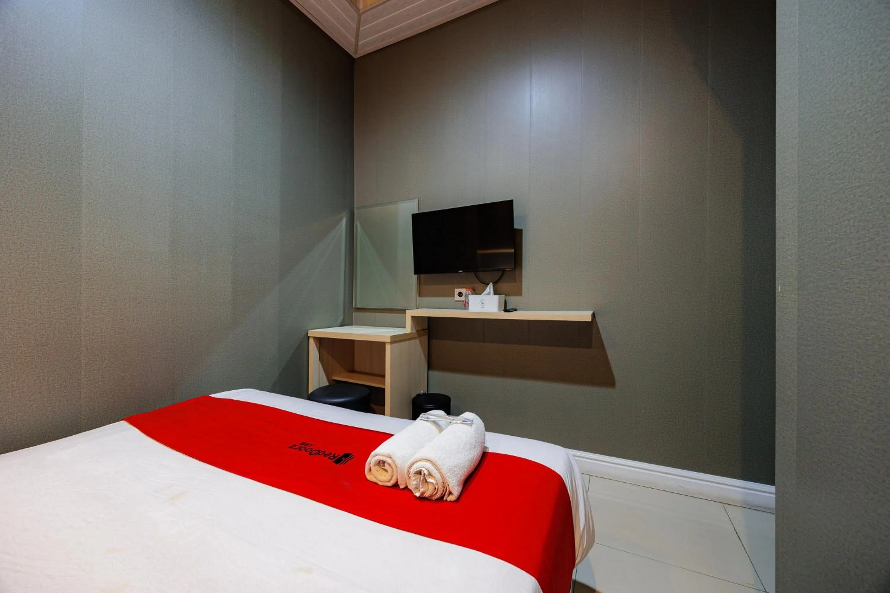 Bedroom, Bed in RedDoorz near Exit Toll Sirkuit Sentul