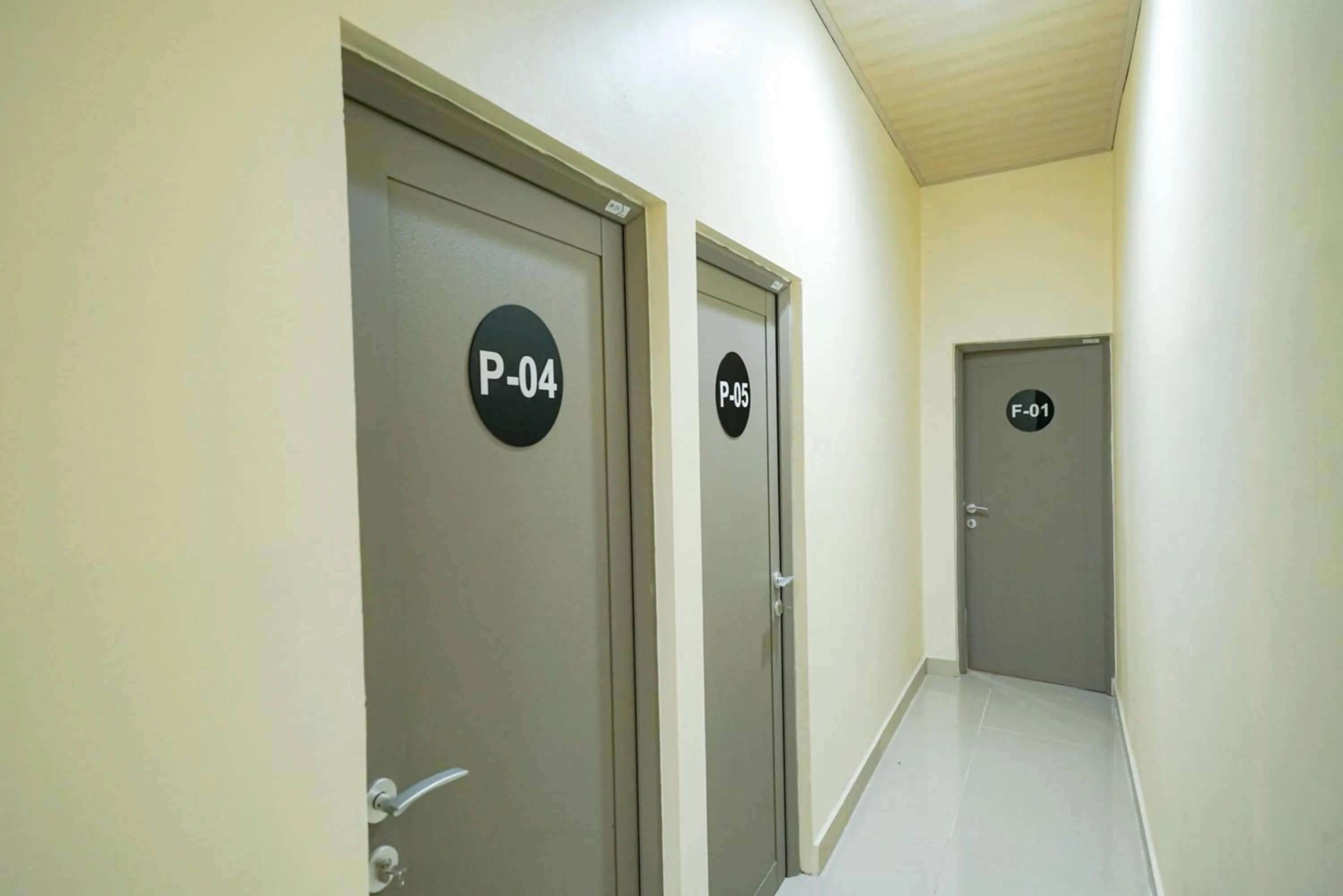 Lobby or reception in RedDoorz near Exit Toll Sirkuit Sentul