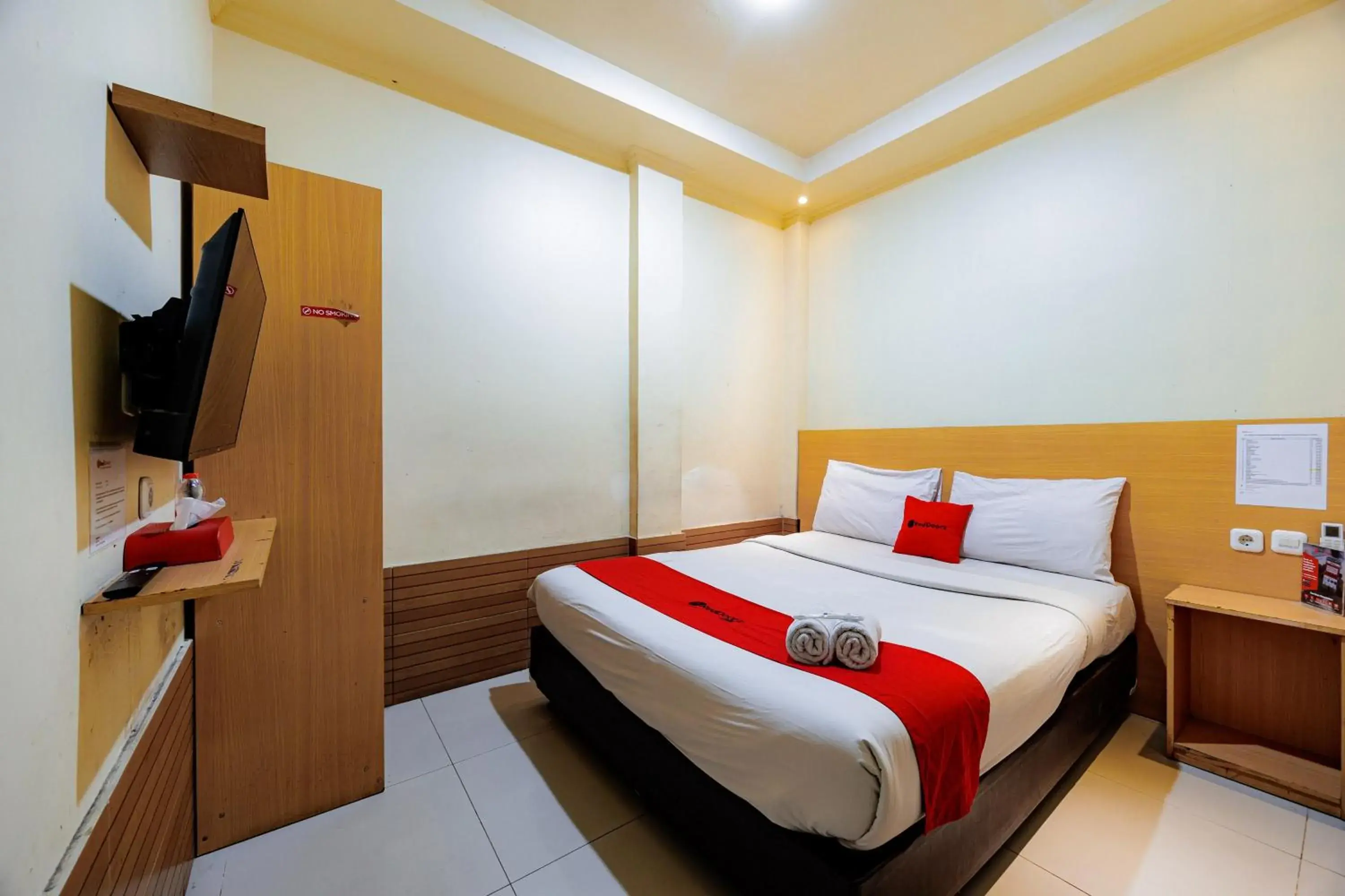 Bedroom, Bed in RedDoorz near Exit Toll Sirkuit Sentul Bedroom, Bed in RedDoorz near Exit Toll Sirkuit Sentul
