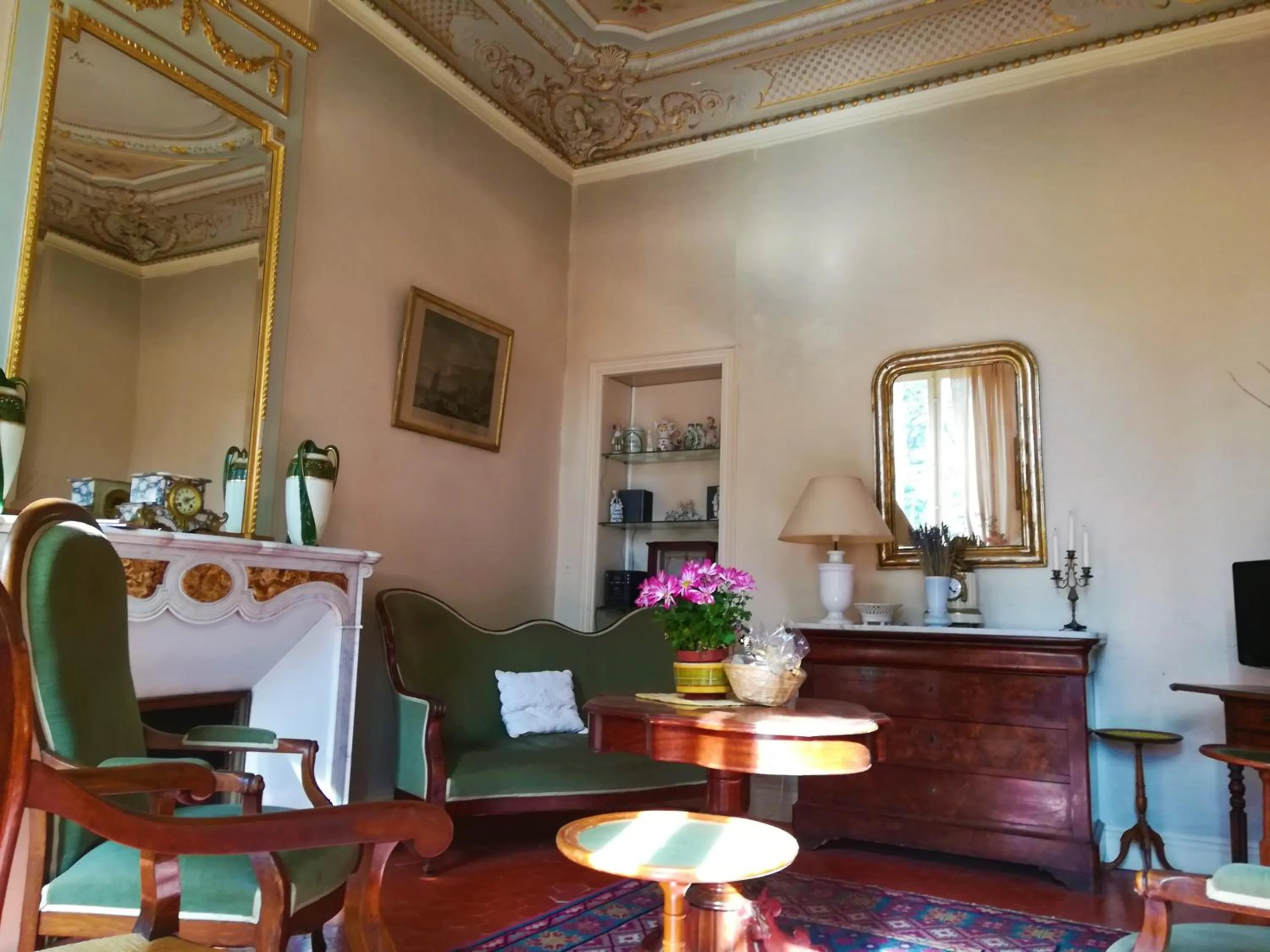 Communal lounge/ TV room in Embarben Maison d'hôtes