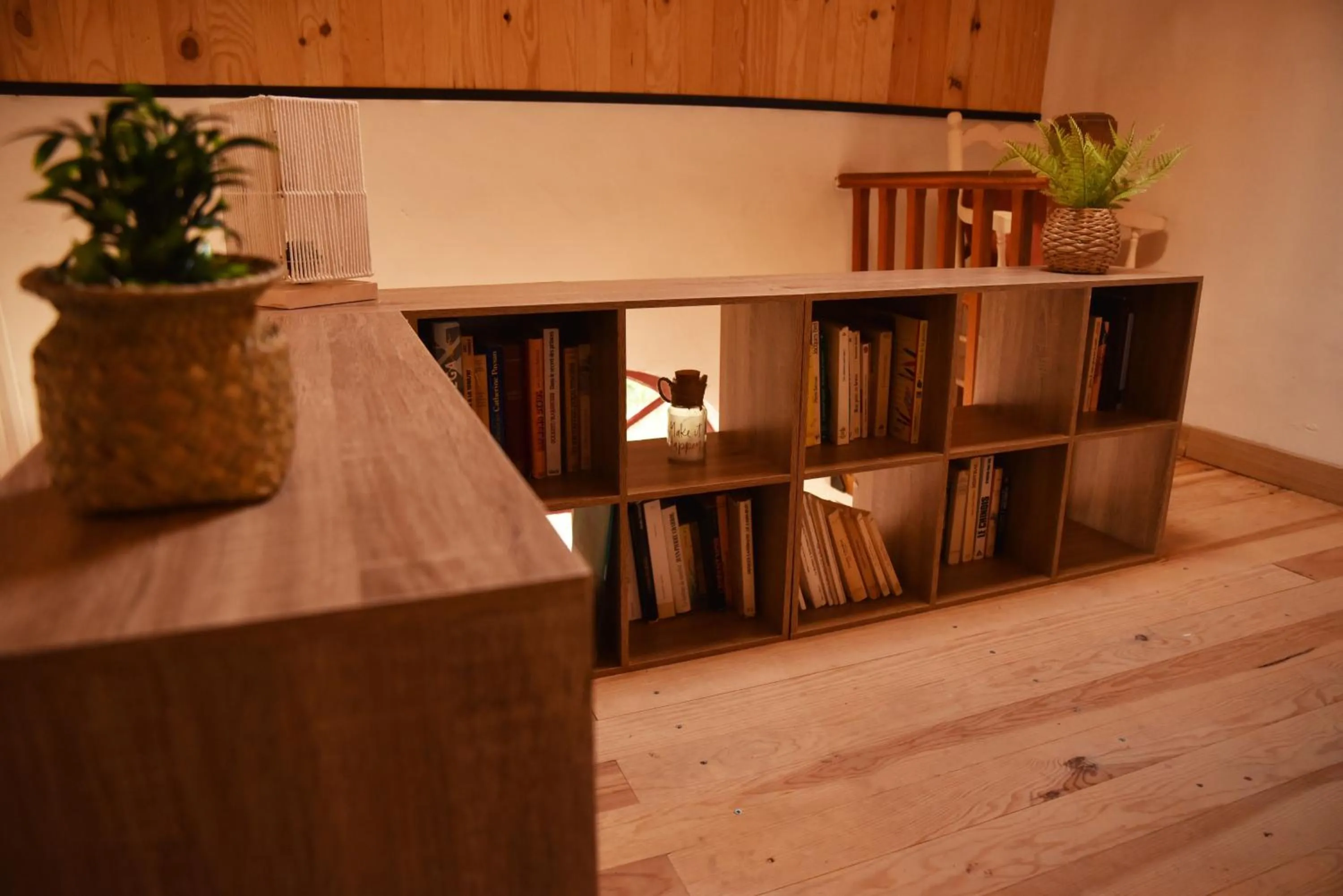 Library in Embarben Maison d'hôtes