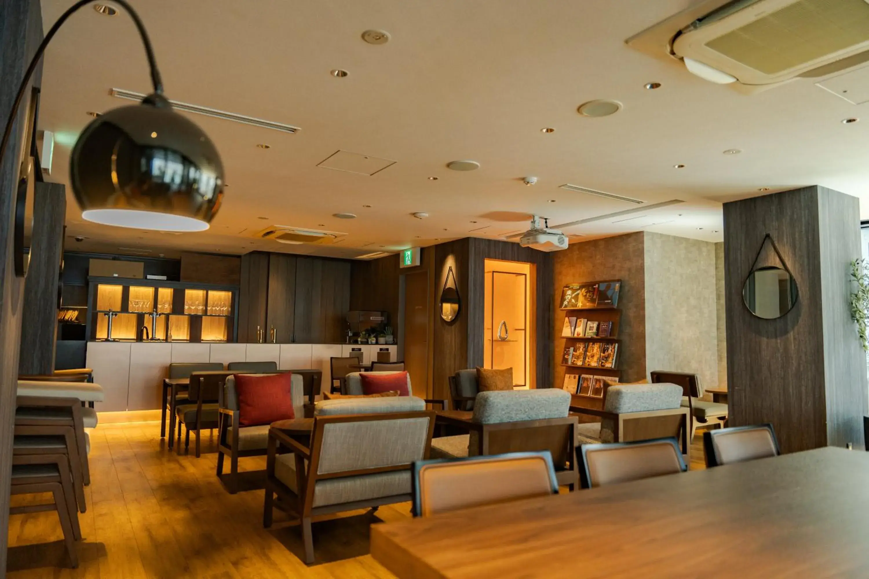 Lounge or bar in GRIDS PREMIUM HOTEL OSAKA NAMBA Lounge or bar in GRIDS PREMIUM HOTEL OSAKA NAMBA