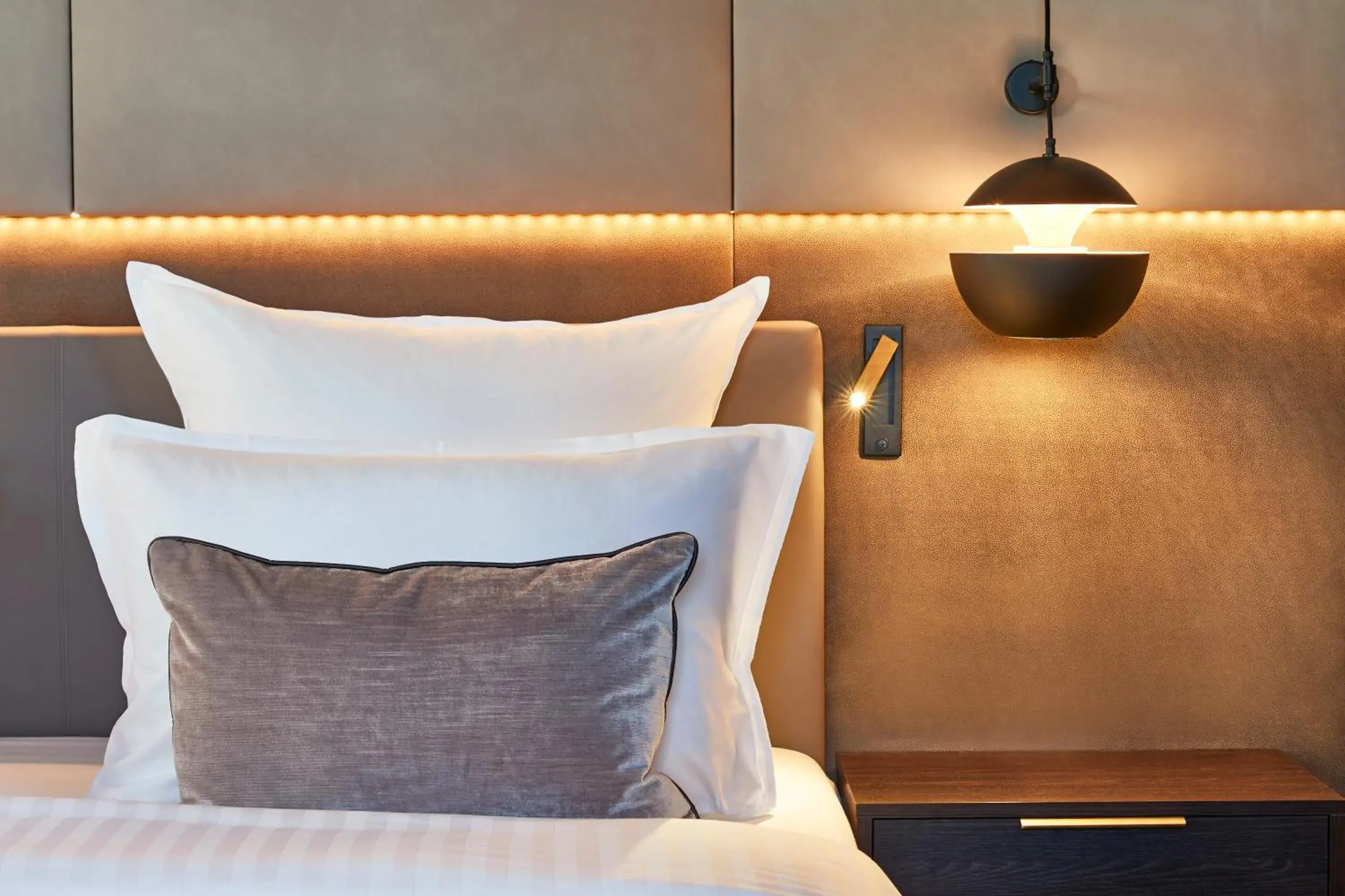 Decorative detail, Bed in Steigenberger Hotel de Saxe Decorative detail, Bed in Steigenberger Hotel de Saxe