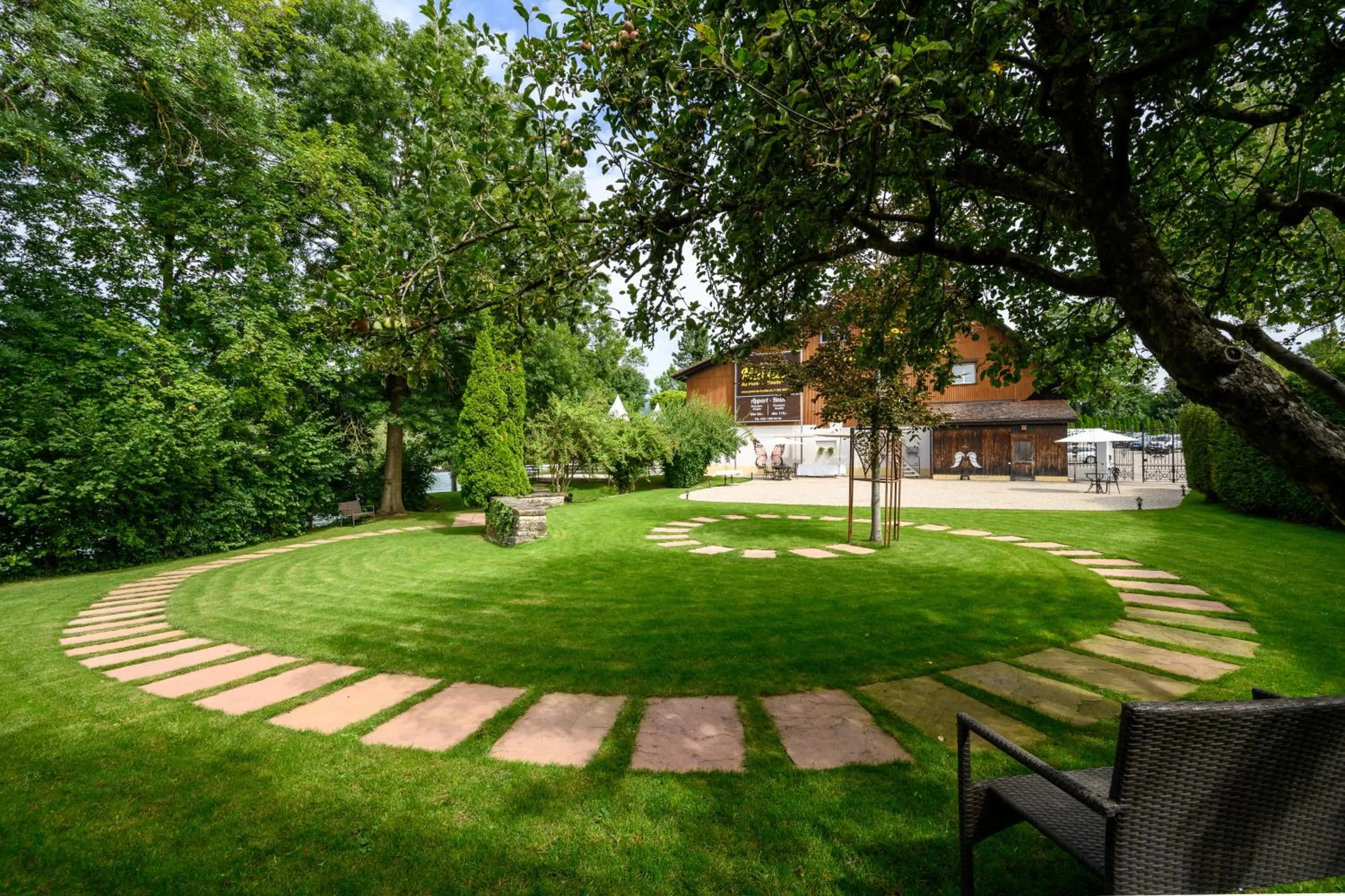 Property building in Apart-Hôtel Pont-de-Thielle