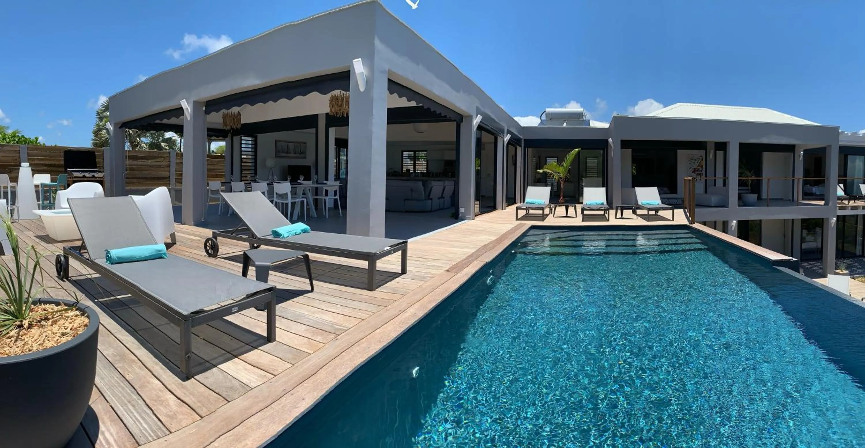 Swimming pool in Villa Azurela