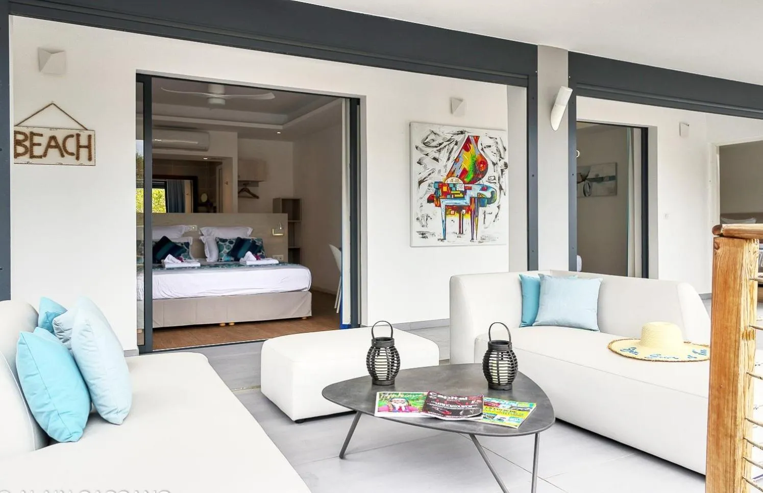 Living room, Bed in Villa Azurela