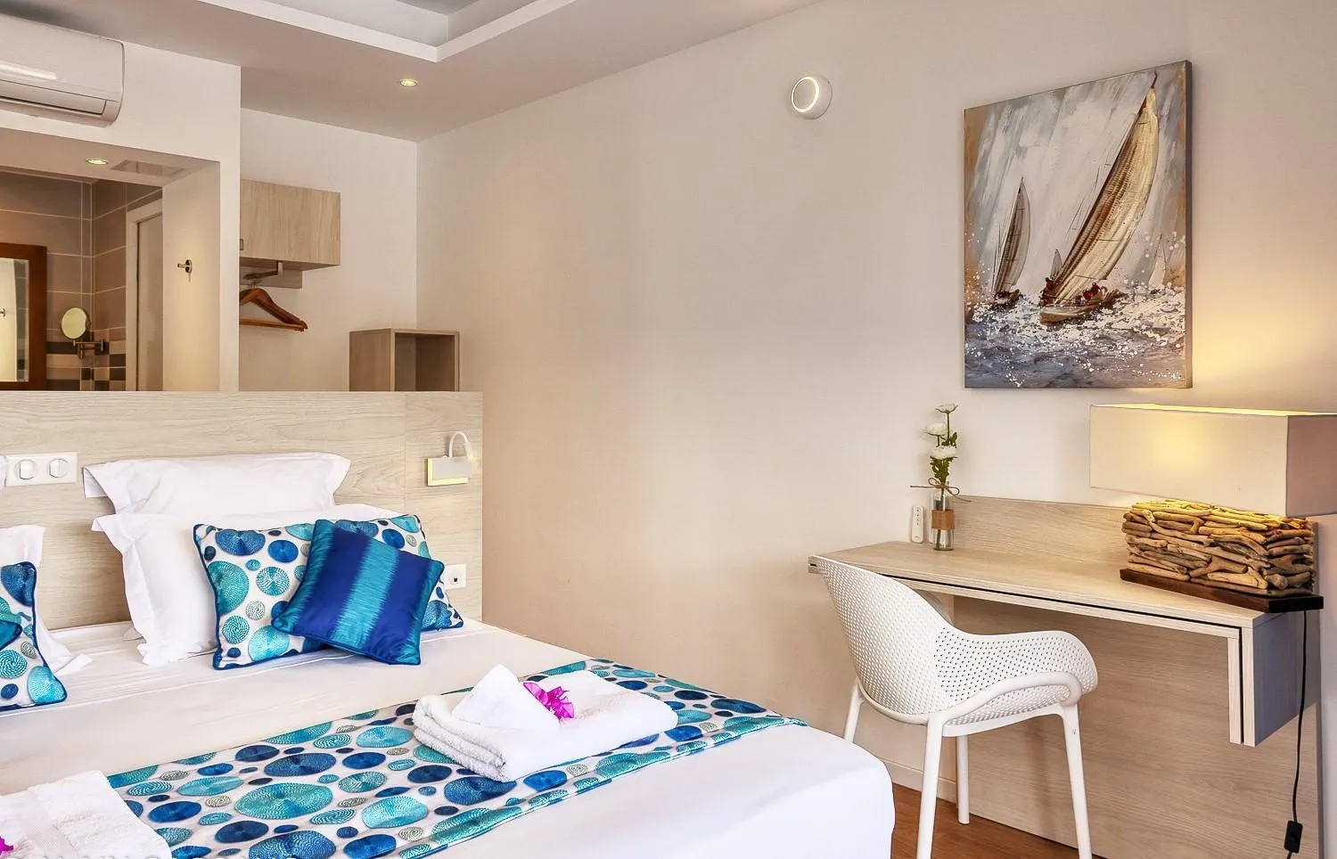Bedroom, Bed in Villa Azurela
