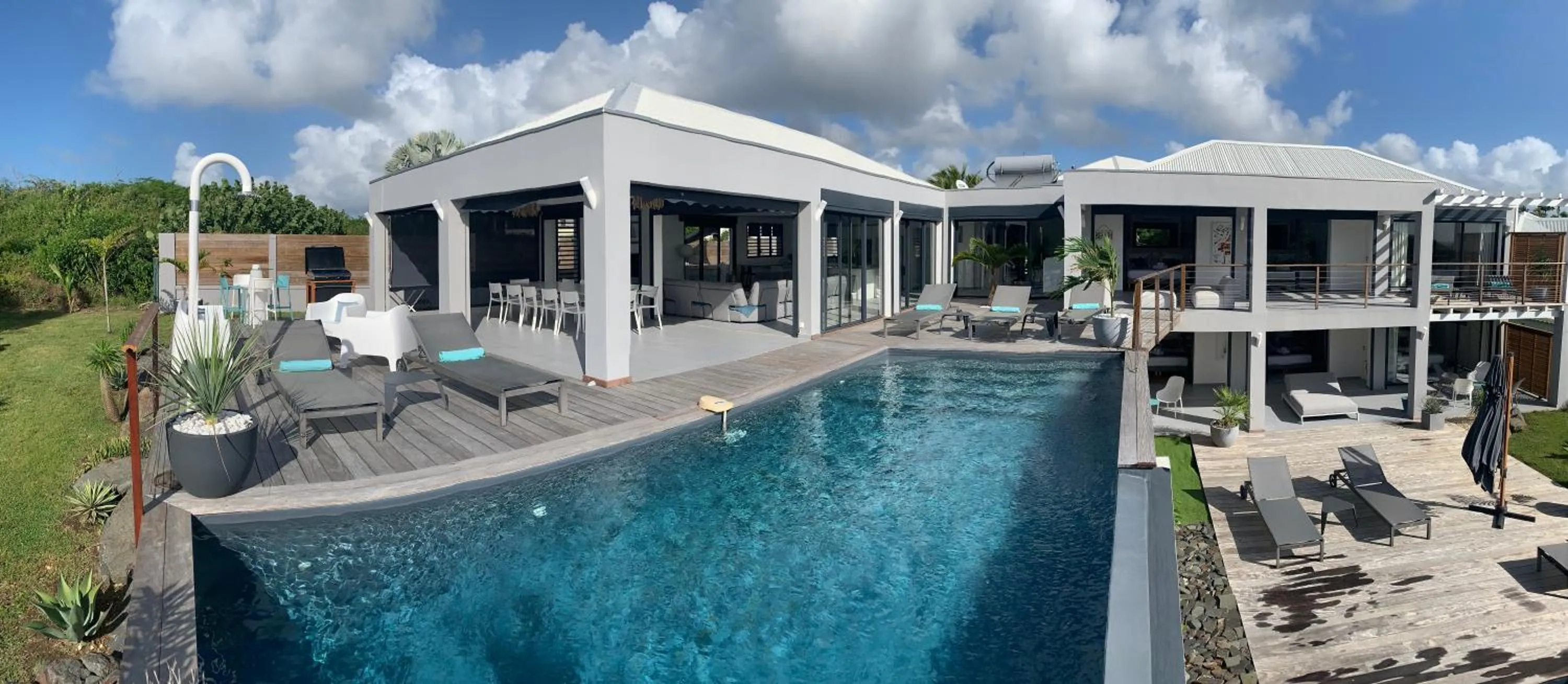 Property building in Villa Azurela