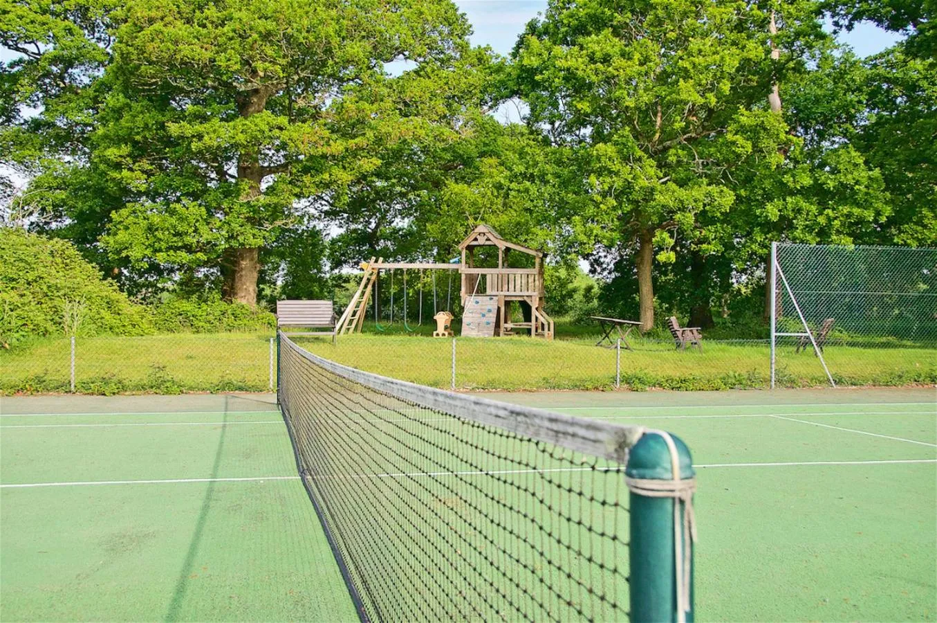 Tennis court in Northlands Farm - Old Farm Cottage