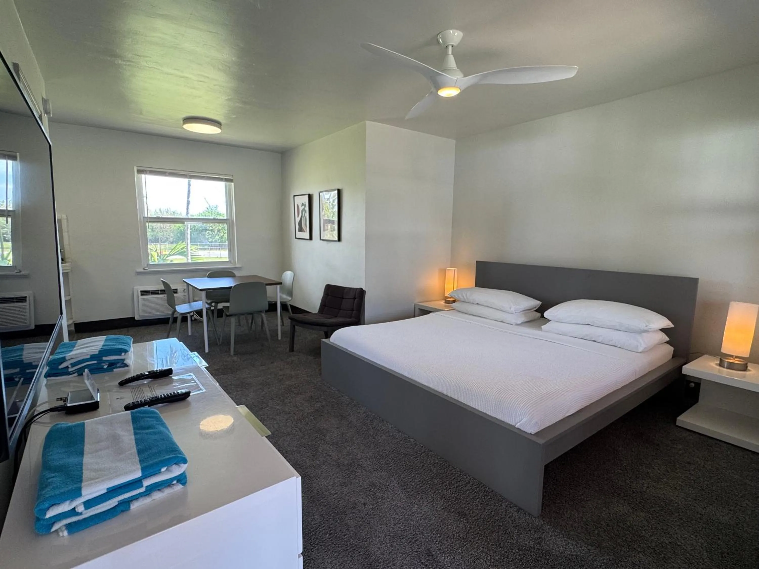 Bed in Rolo Beach Hotel