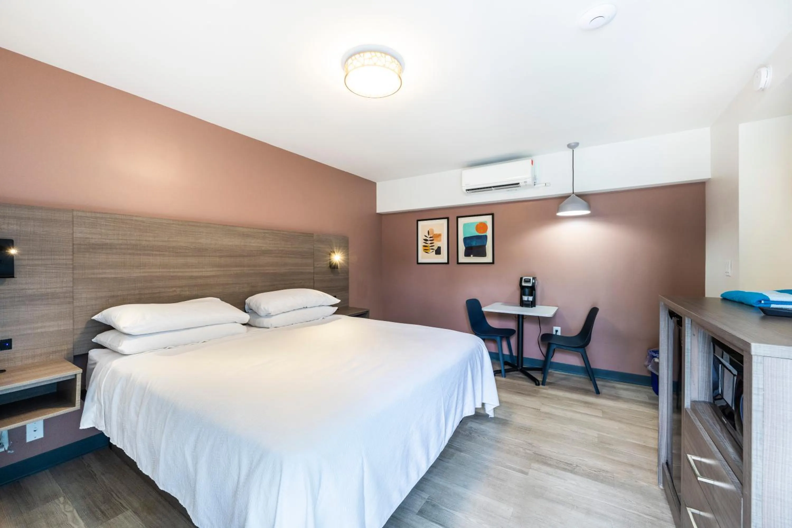 Bed in Rolo Beach Hotel