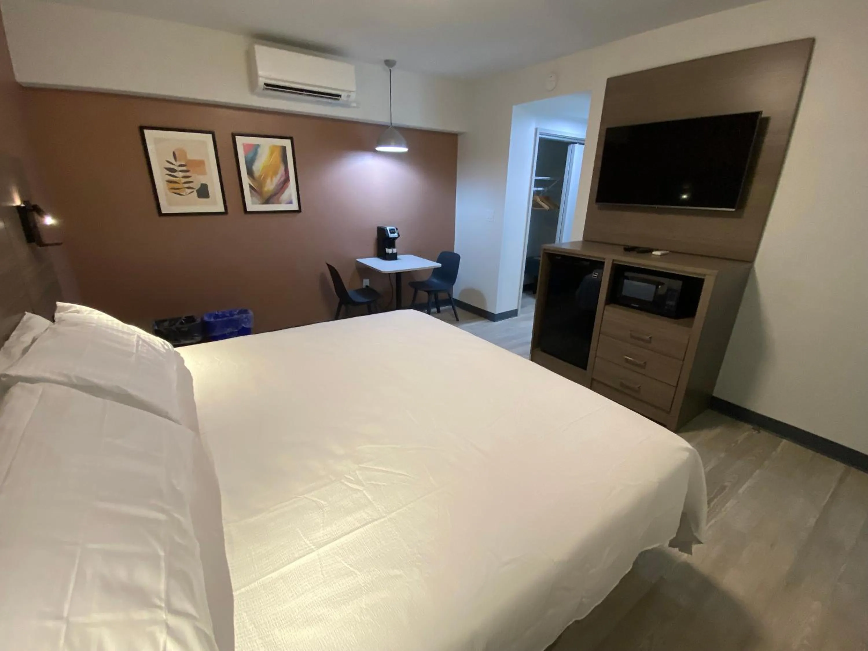 Bed in Rolo Beach Hotel