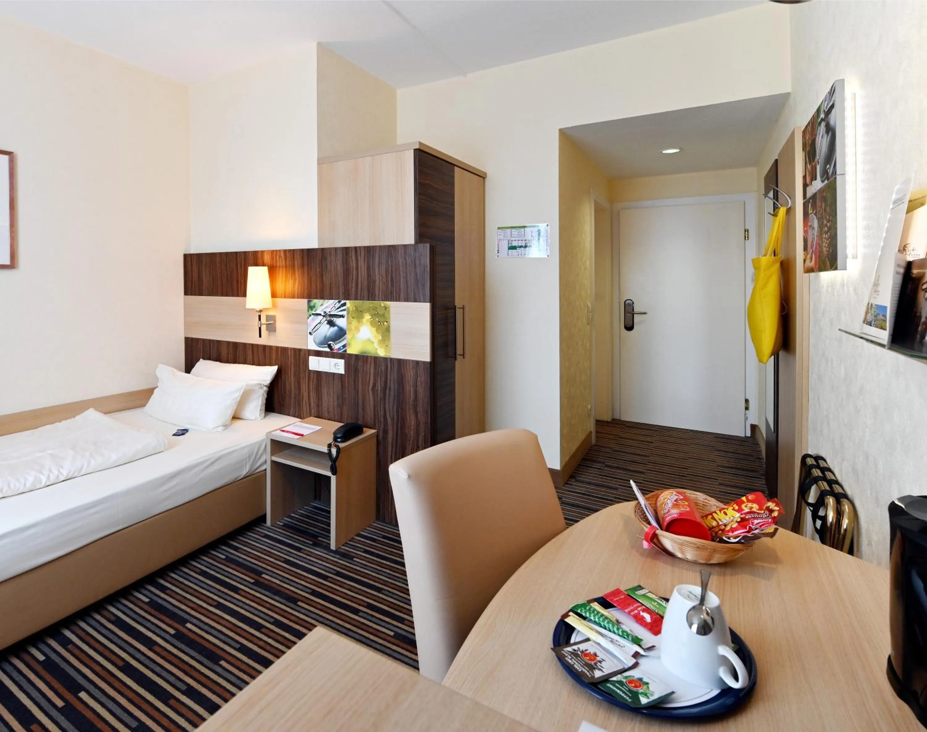 Photo of the whole room, Bed in Kurpark-Hotel