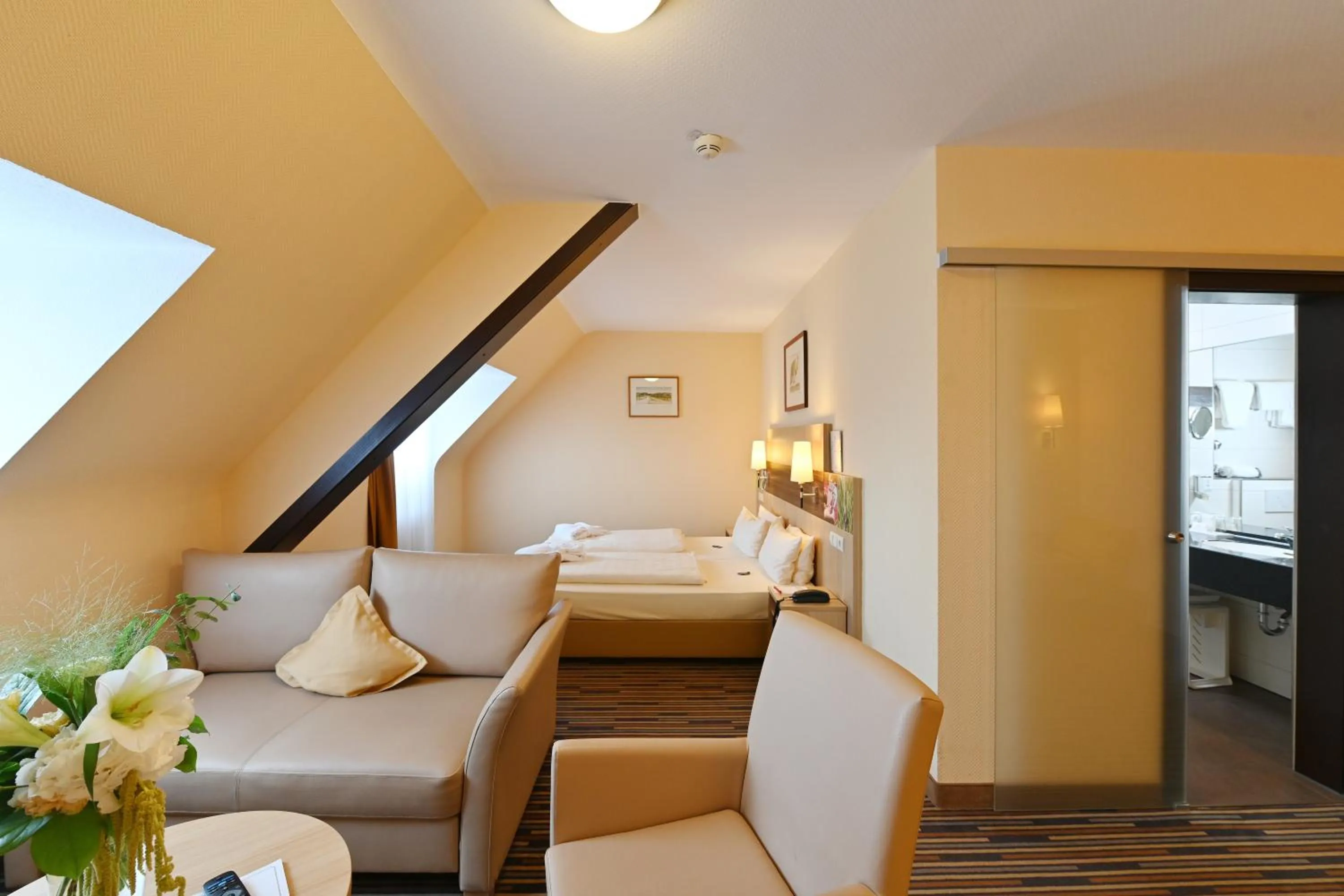 Photo of the whole room, Bed in Kurpark-Hotel