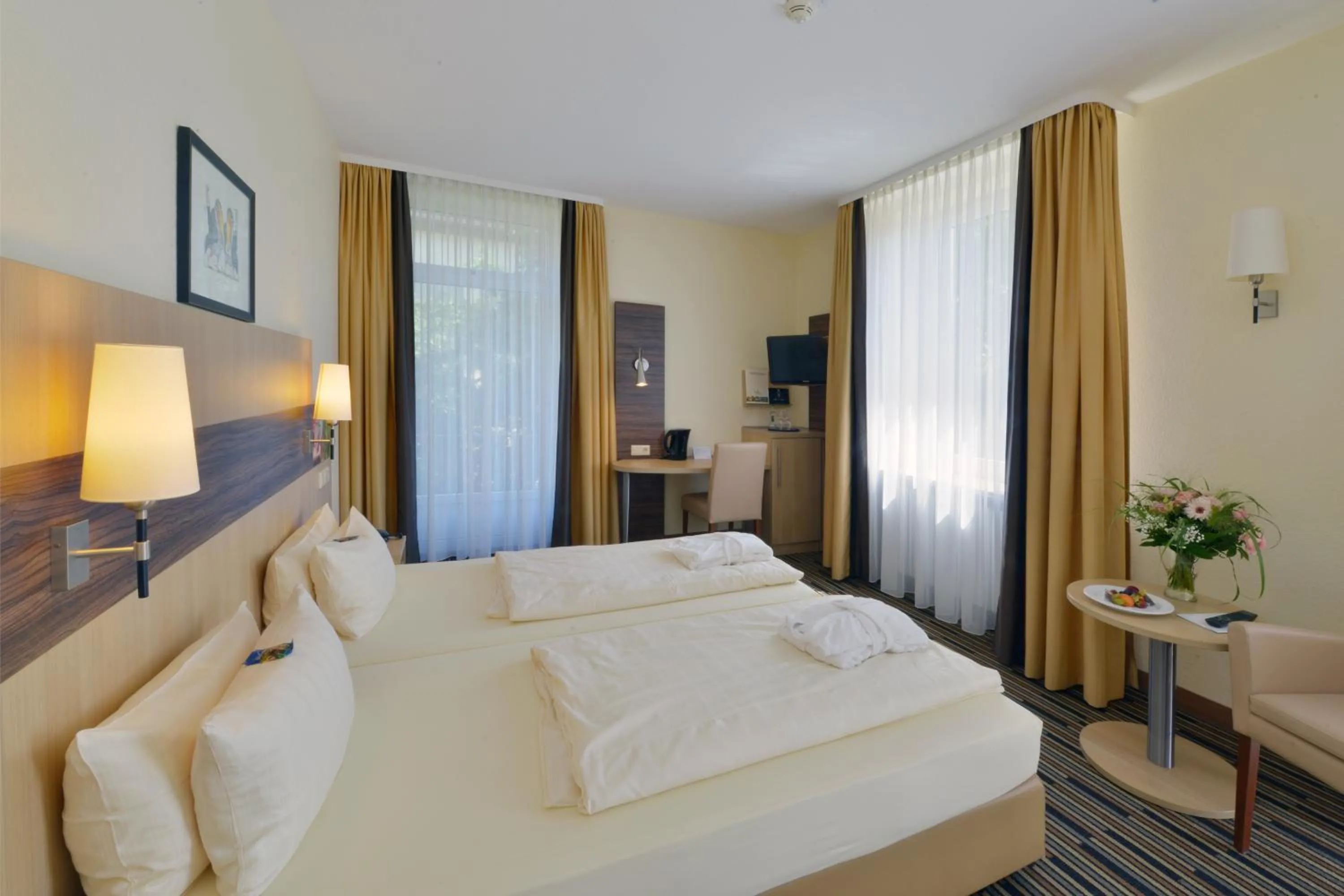 Photo of the whole room, Bed in Kurpark-Hotel