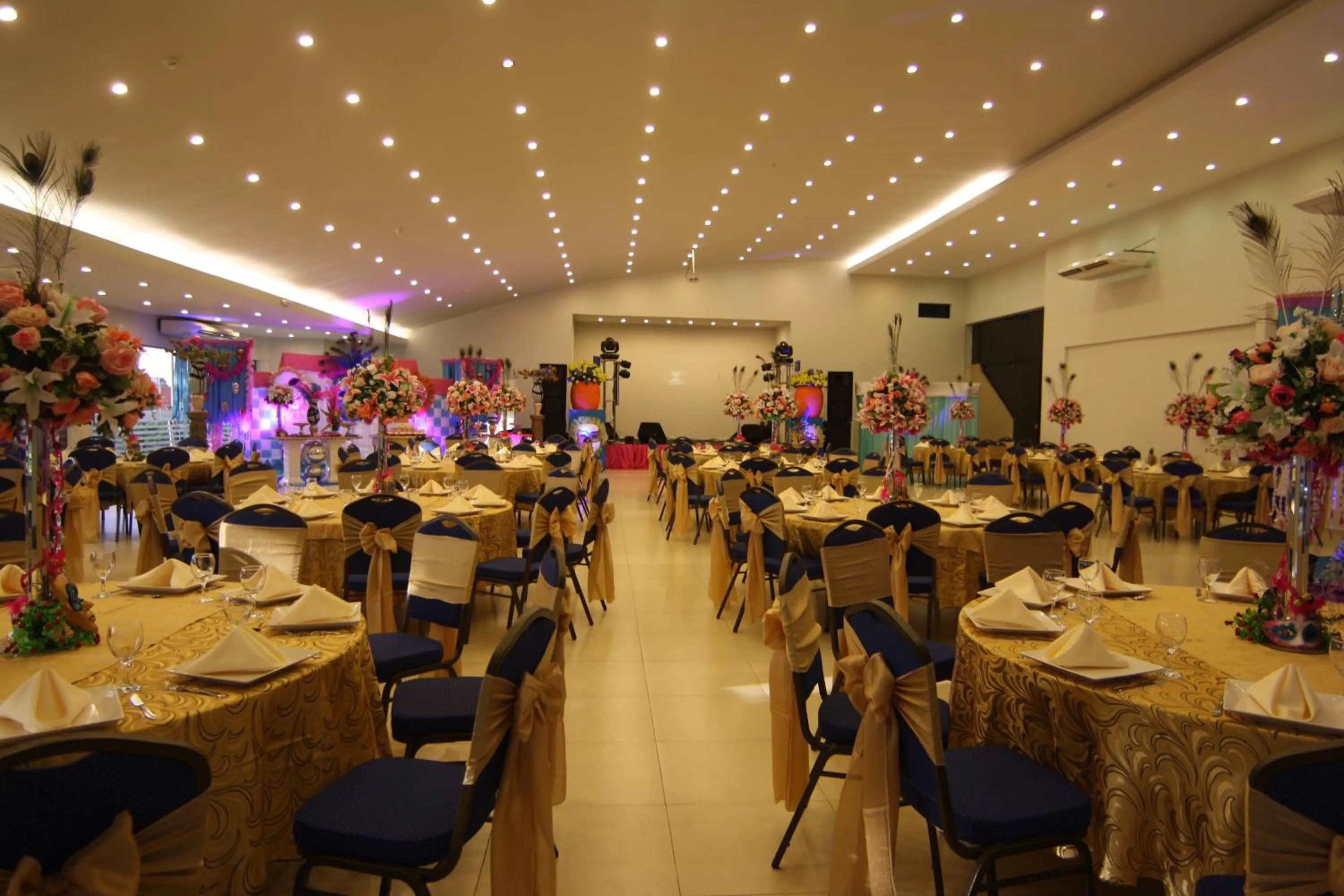 Restaurant/places to eat in Convair Hotel