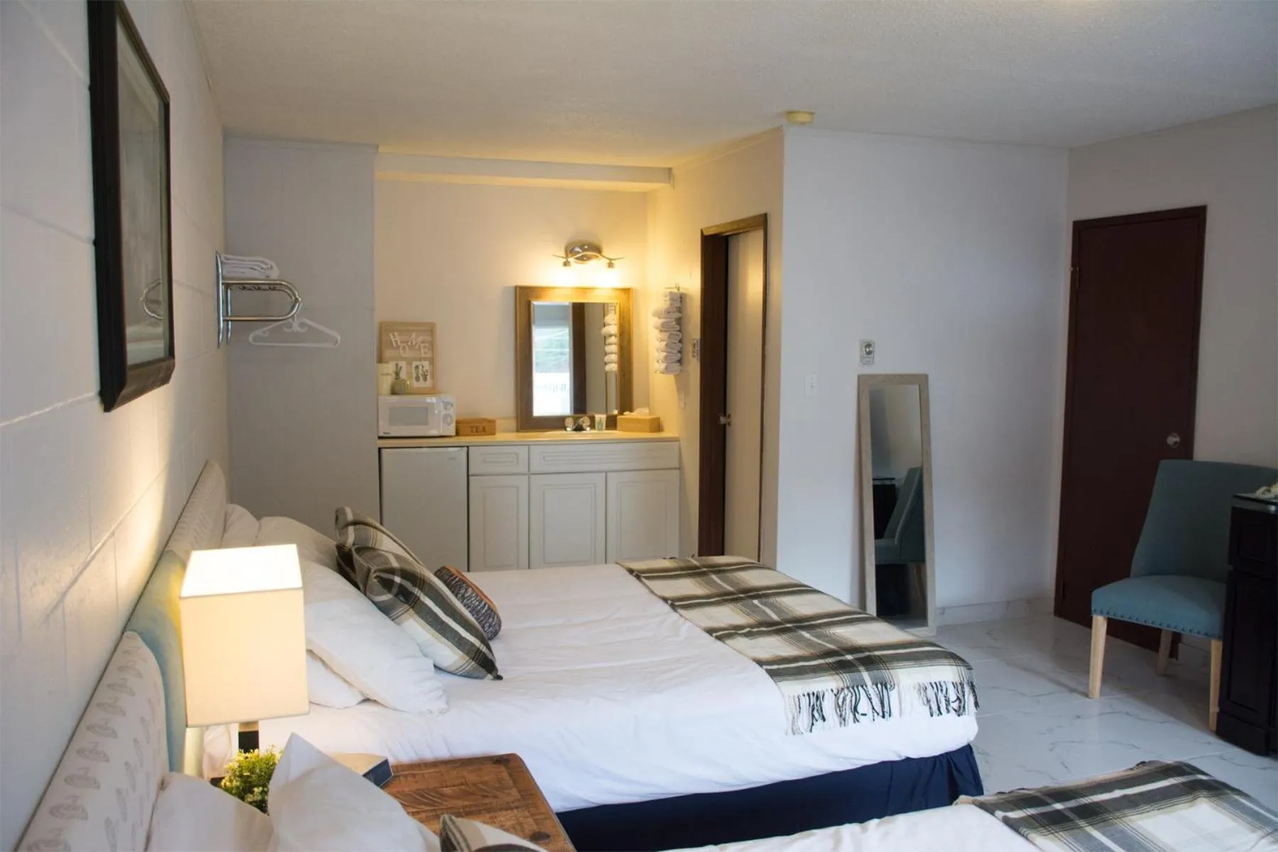 Bed in Christina Lake Motel and RV Park