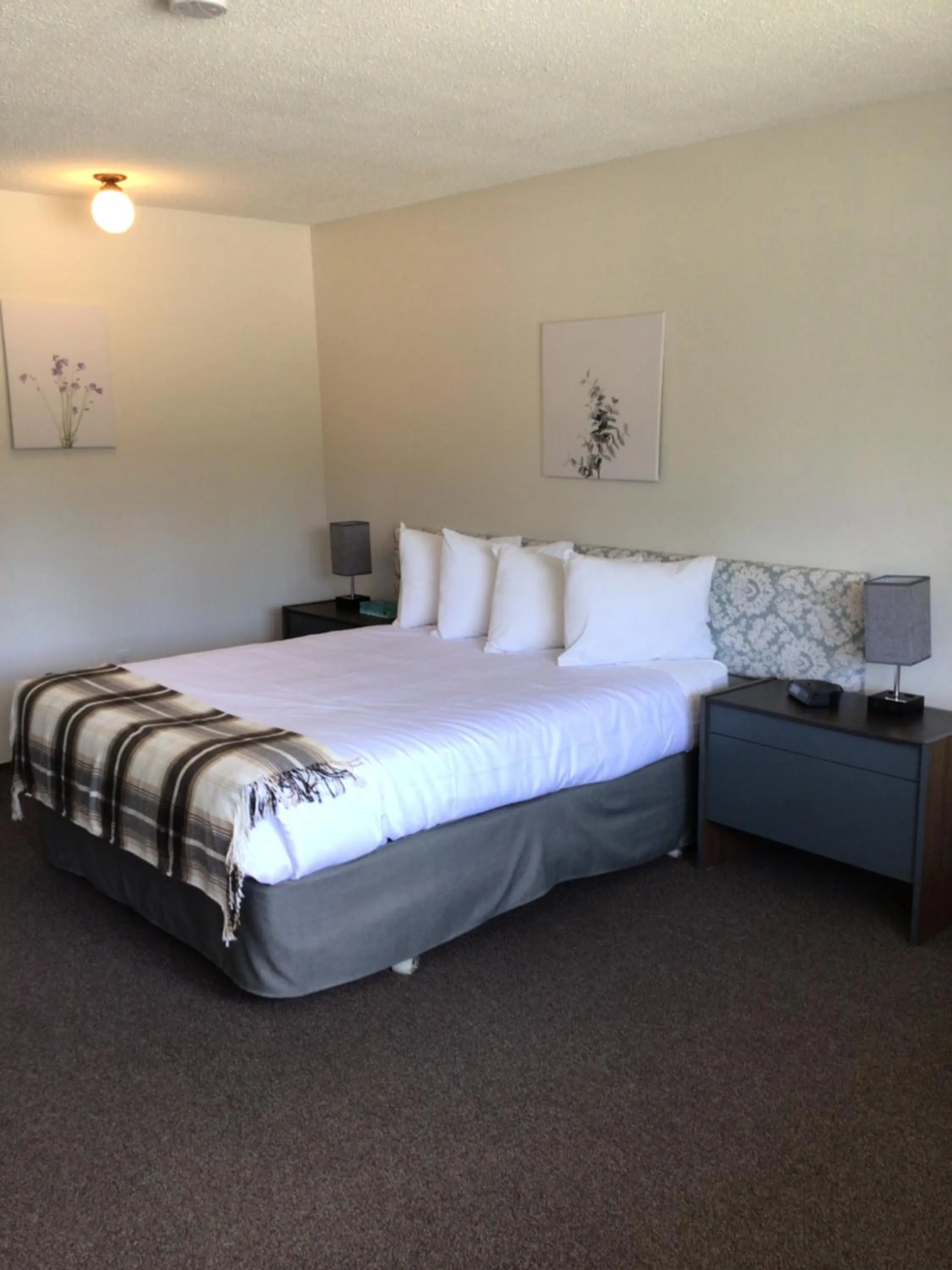 Bed in Christina Lake Motel and RV Park