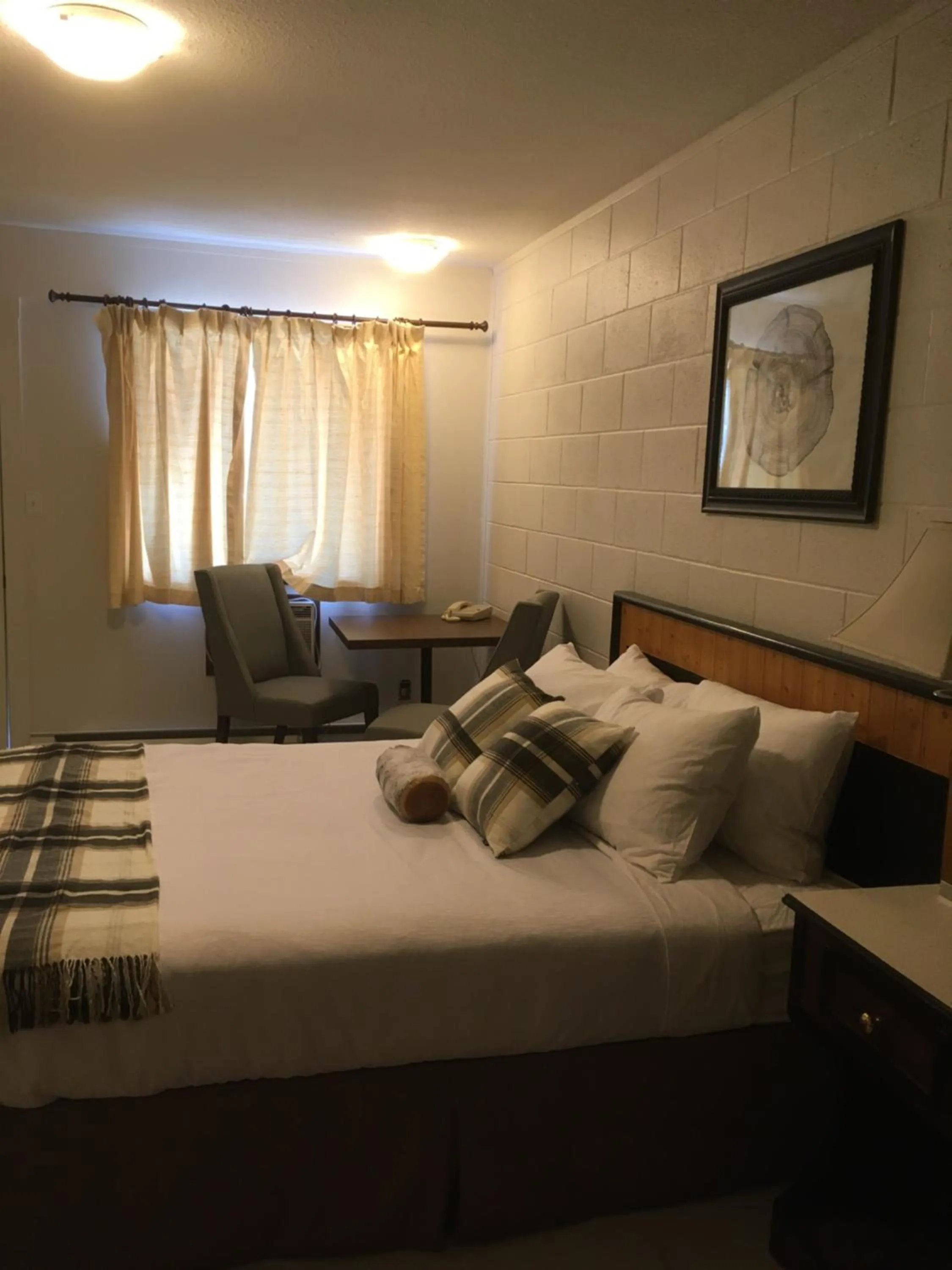 Bed in Christina Lake Motel and RV Park