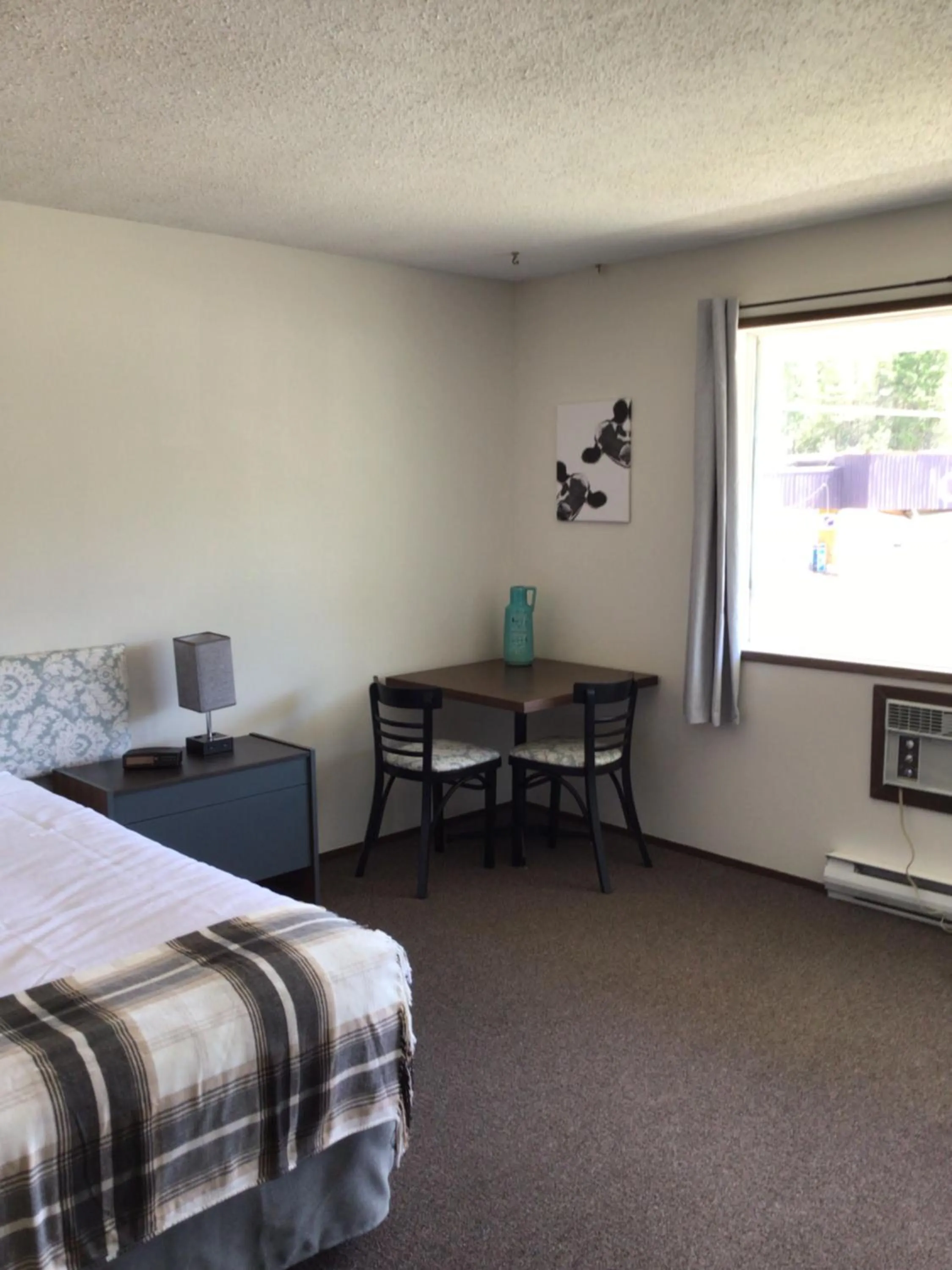 Bed in Christina Lake Motel and RV Park