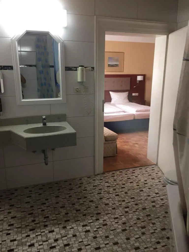 Bathroom, Bed in Hotel Starkenburger Hof