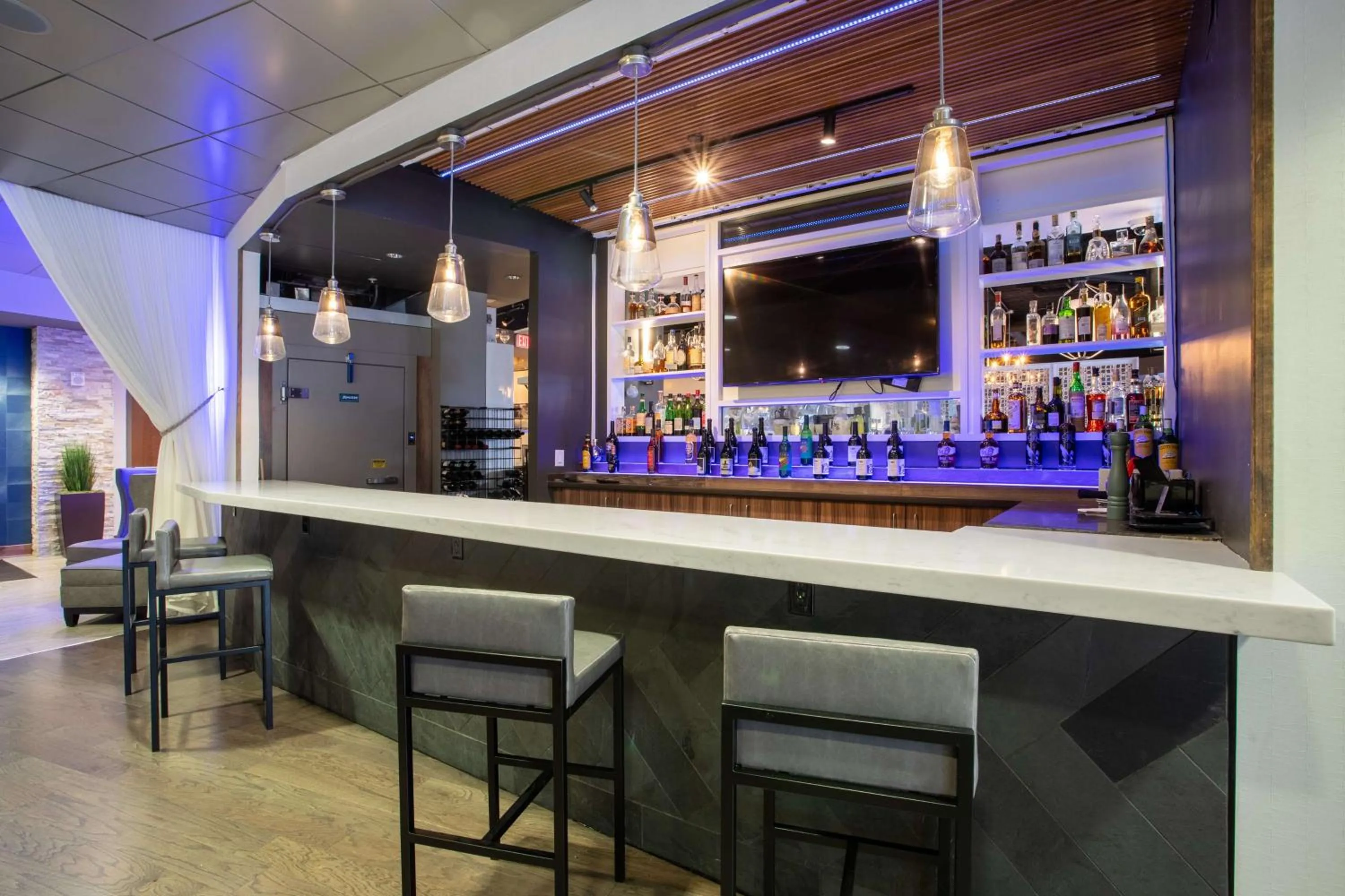 Lounge or bar in The Mosey Buffalo Williamsville Tapestry Collection Hilton