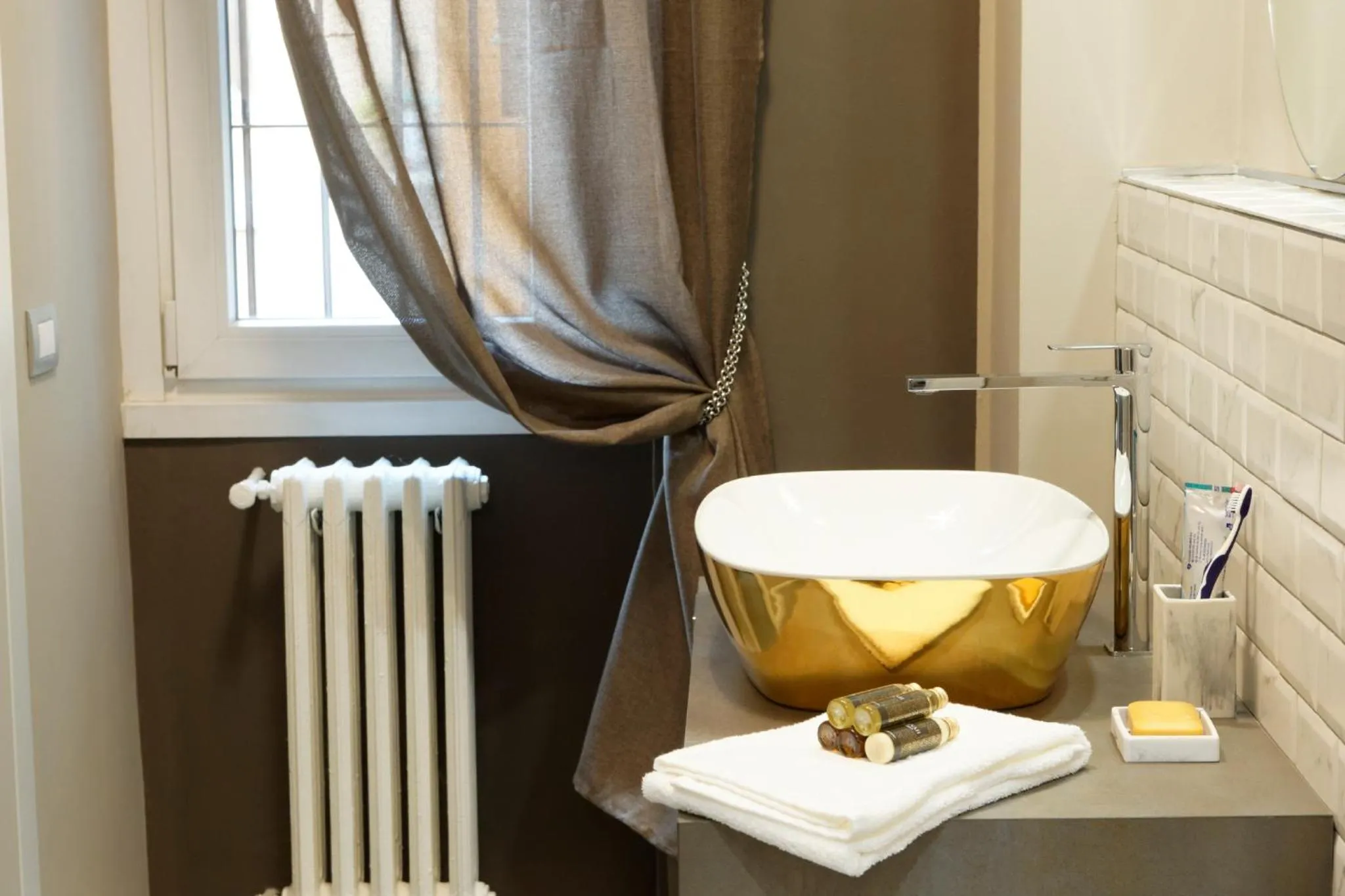 Bathroom in RED RIBBON