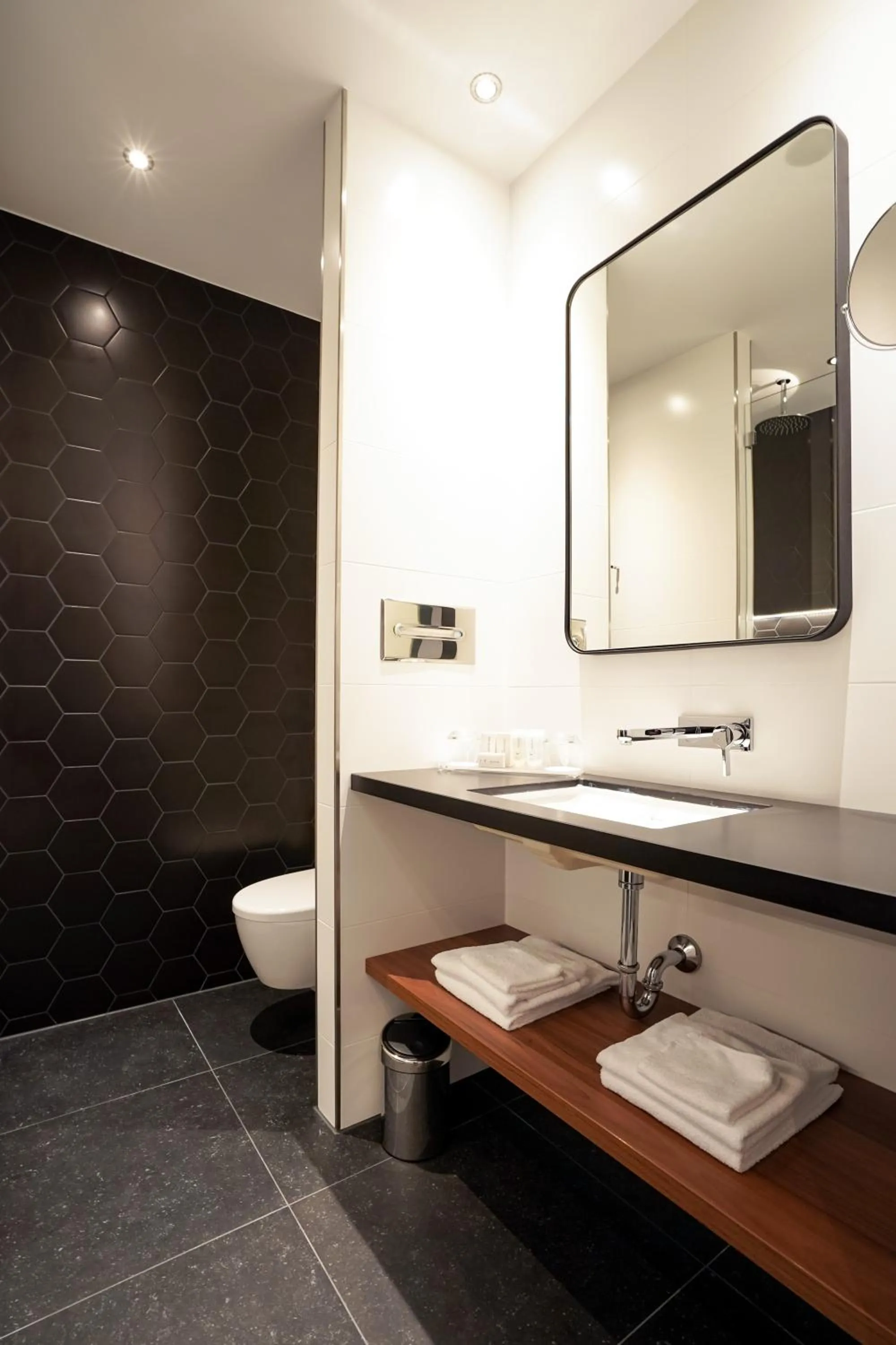 Toilet in Van der Valk Hotel Berlin Brandenburg