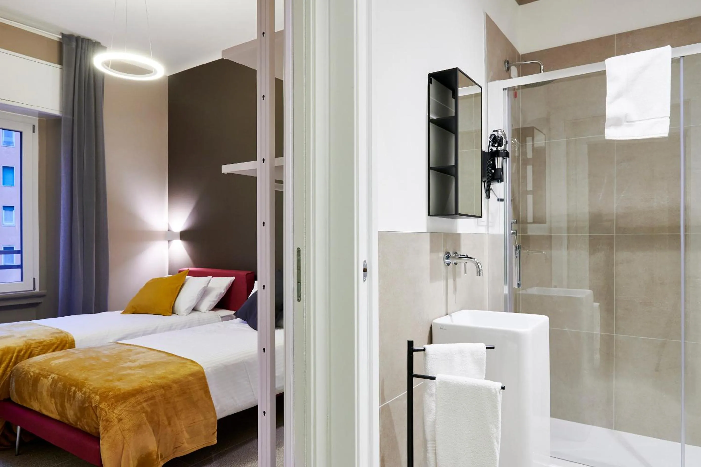 Shower, Bed in GREEN RIBBON