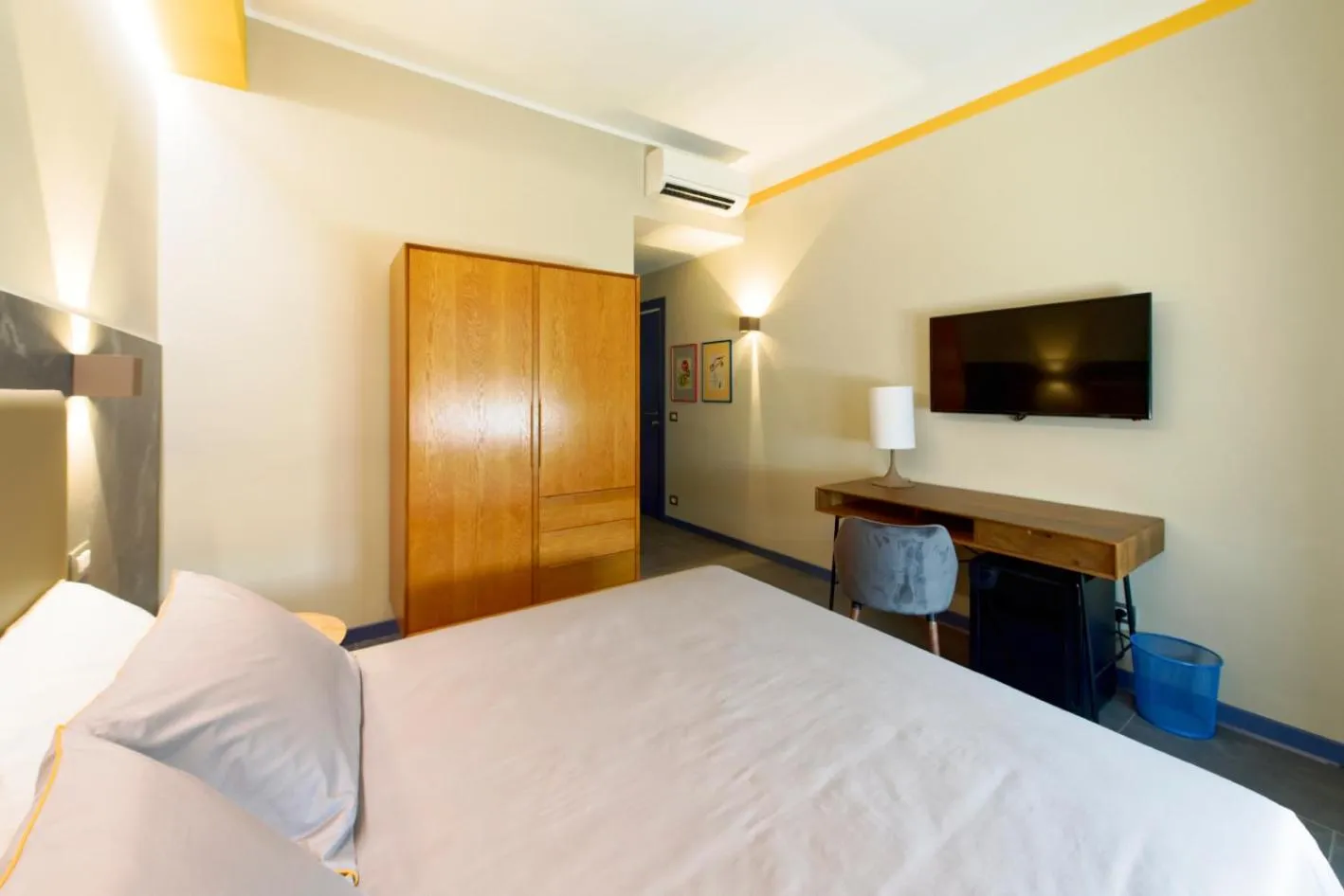 Photo of the whole room, Bed in GREEN RIBBON