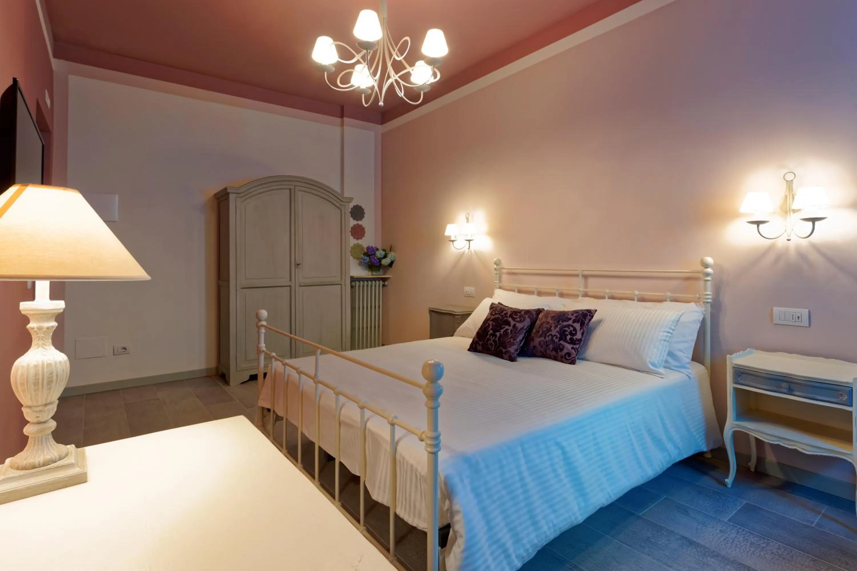 Bedroom, Bed in WHITE RIBBON