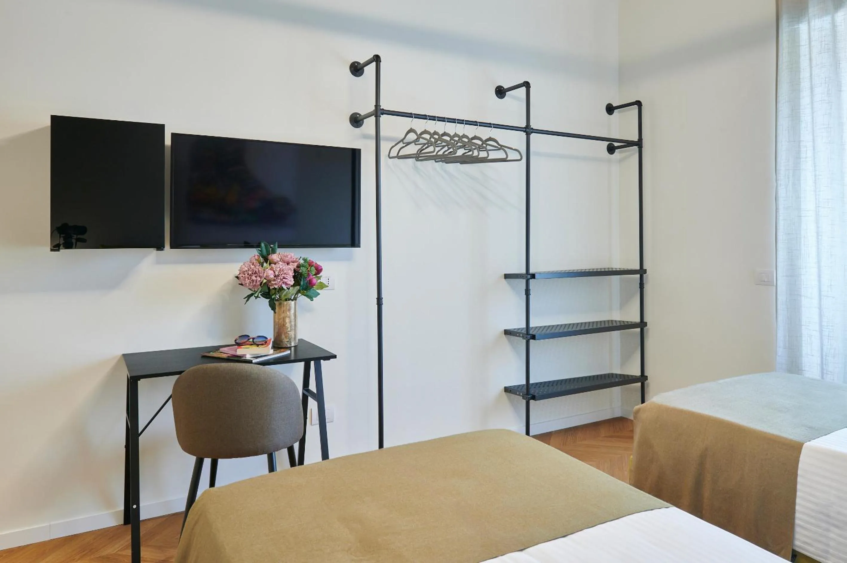 hair dresser, Bed in WHITE RIBBON