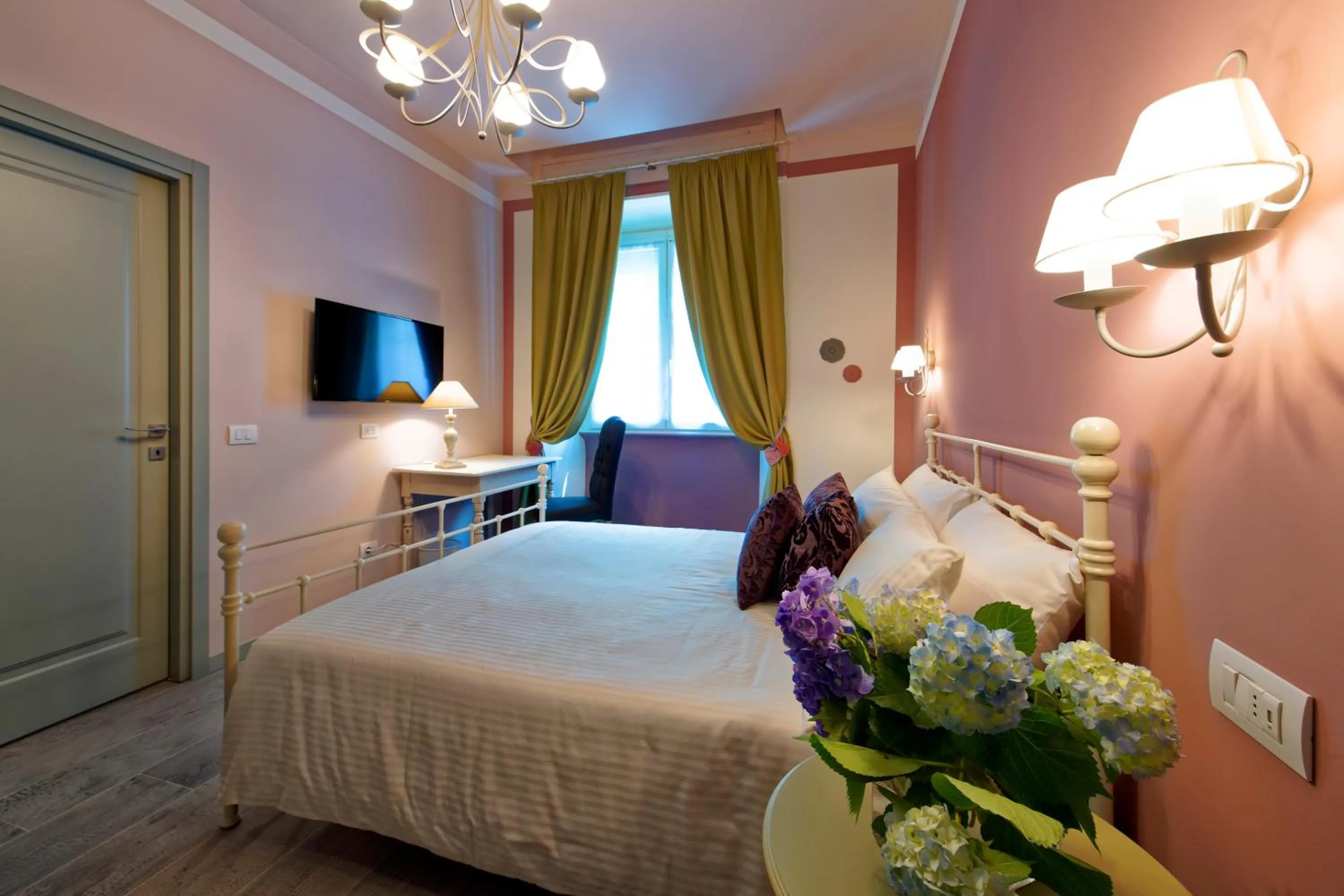 Bedroom, Bed in WHITE RIBBON