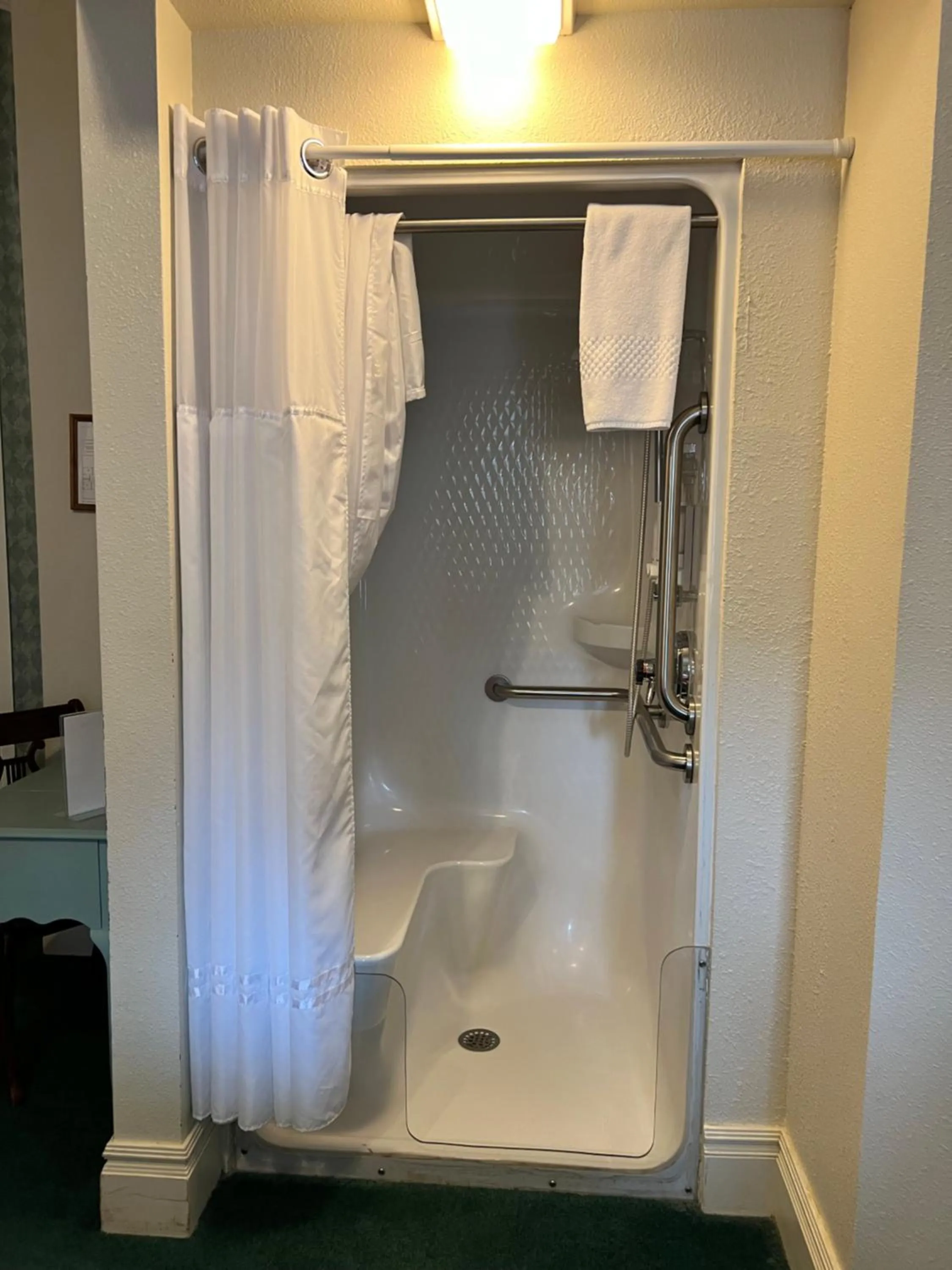 Shower in Hotel St Nicholas