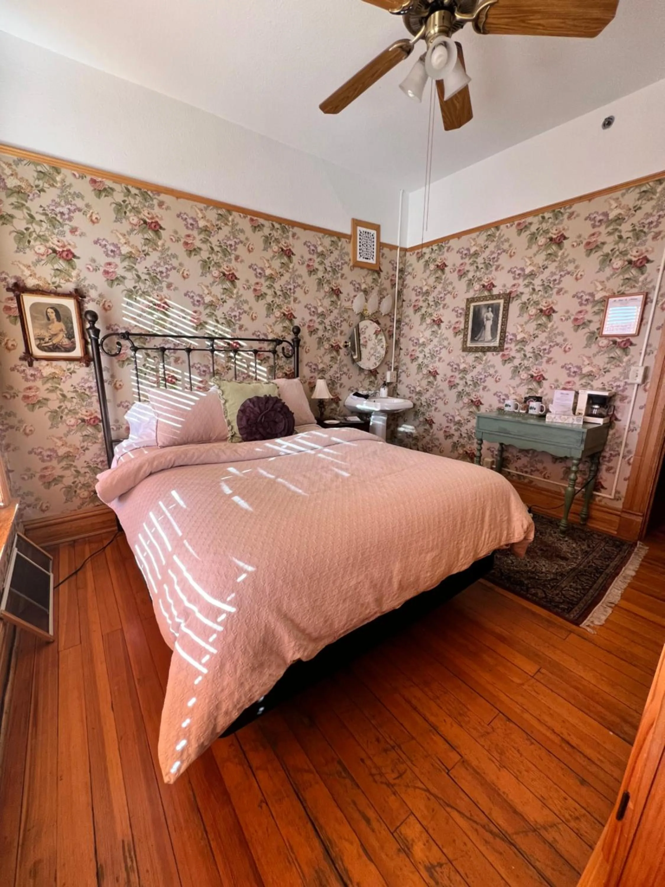 Bedroom in Hotel St Nicholas