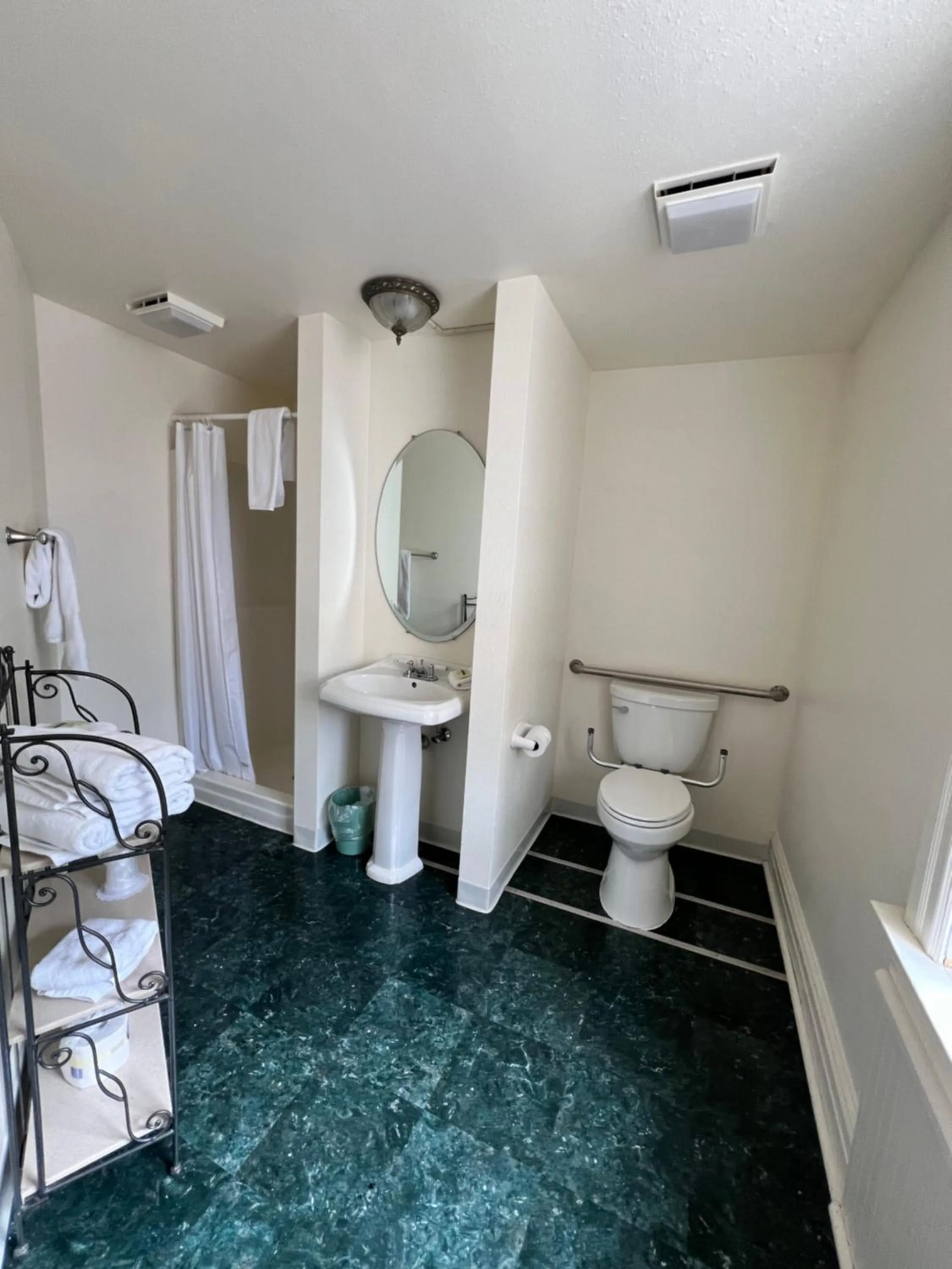 Bathroom in Hotel St Nicholas