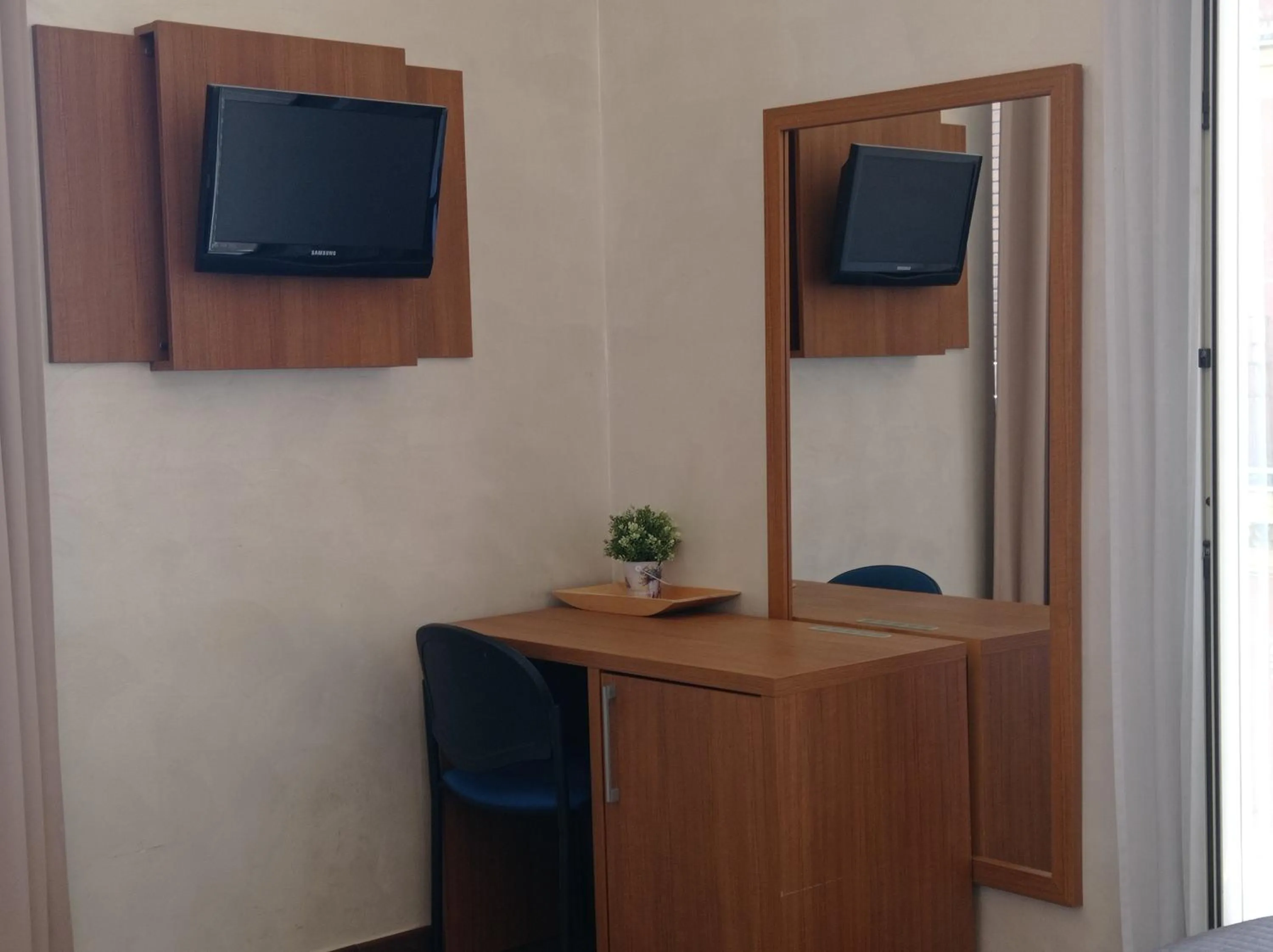 TV and multimedia in Rome Travellers Hotel