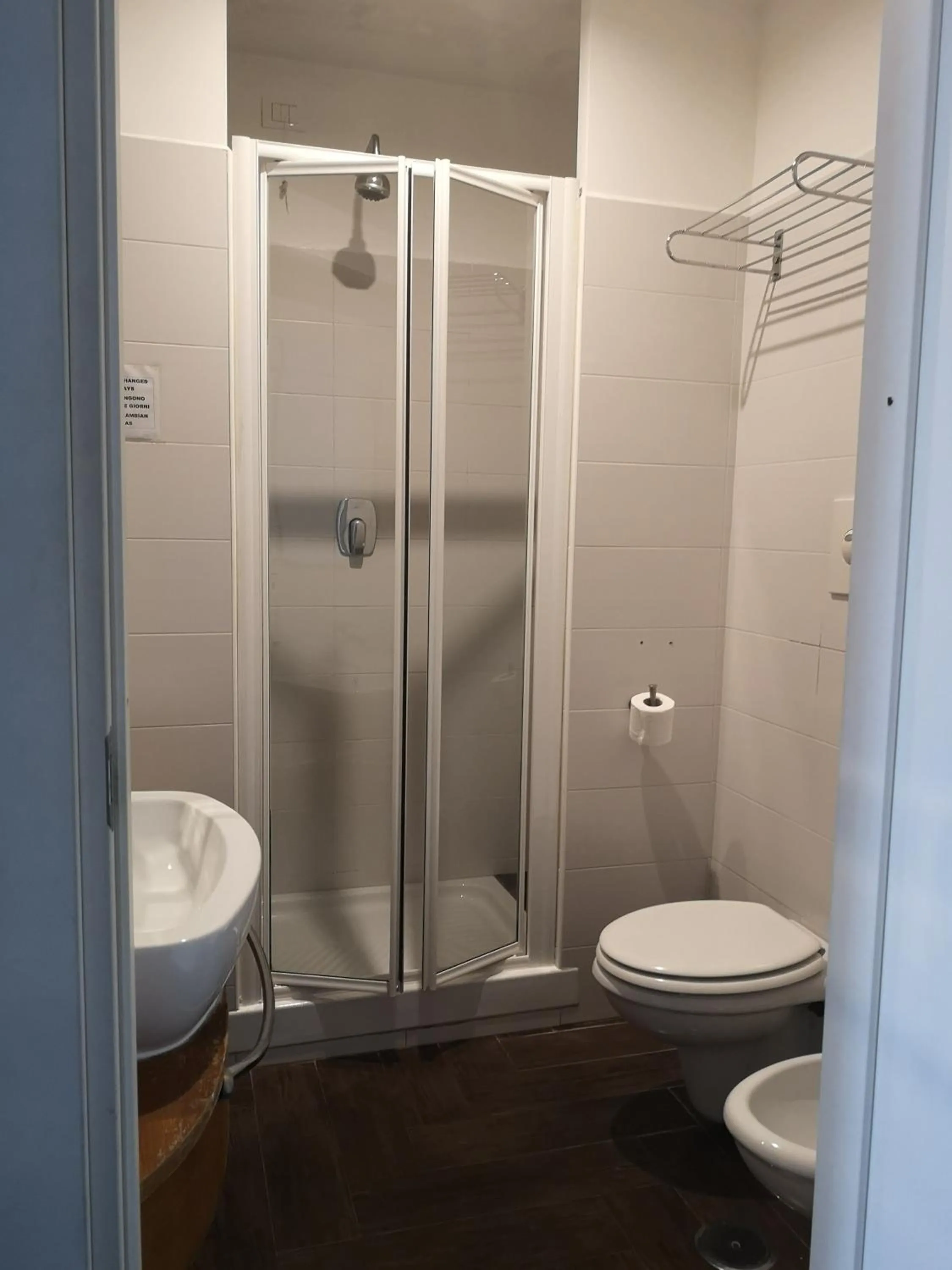 Shower in Rome Travellers Hotel