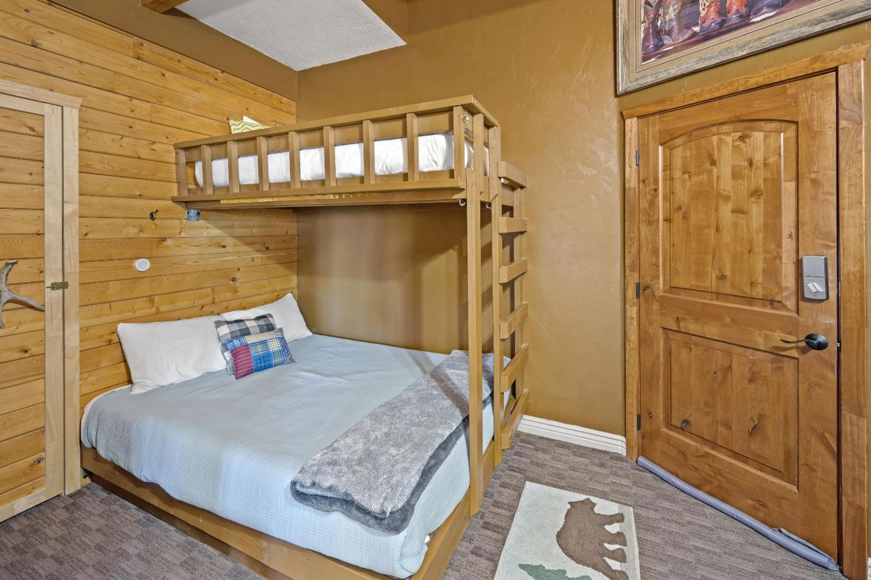 Bedroom, Bed in Ponderosa Inn