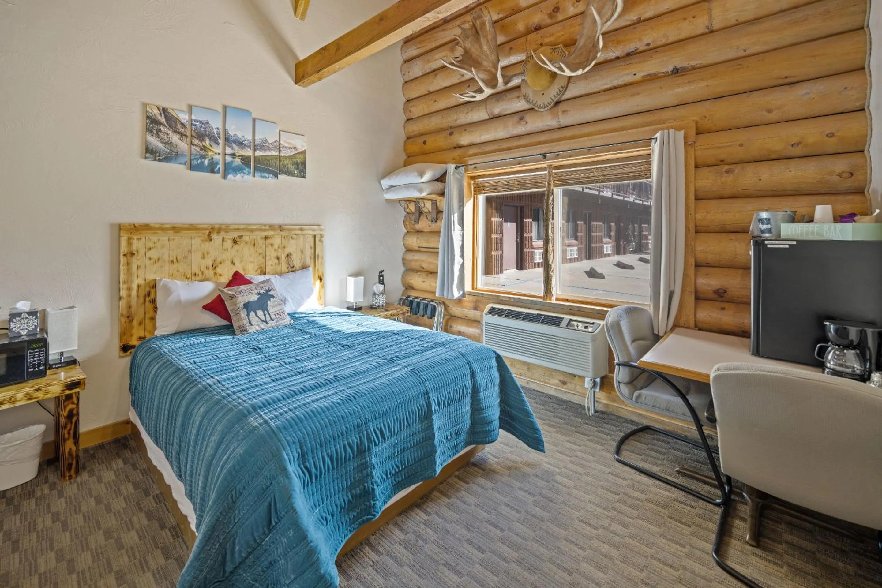 Bedroom, Bed in Ponderosa Inn