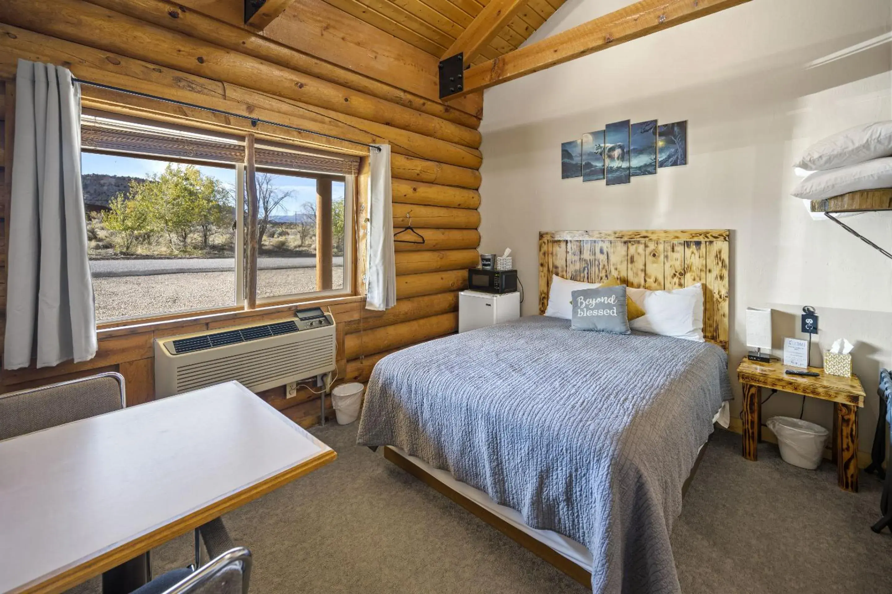 Queen Room in Ponderosa Inn Queen Room in Ponderosa Inn