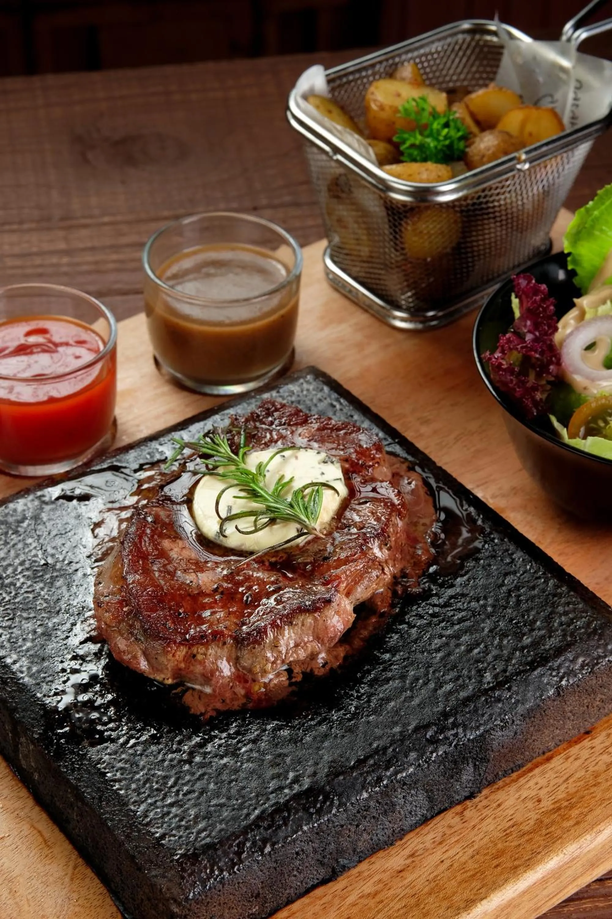 Food and drinks in JW NAUNGAN COLIVING